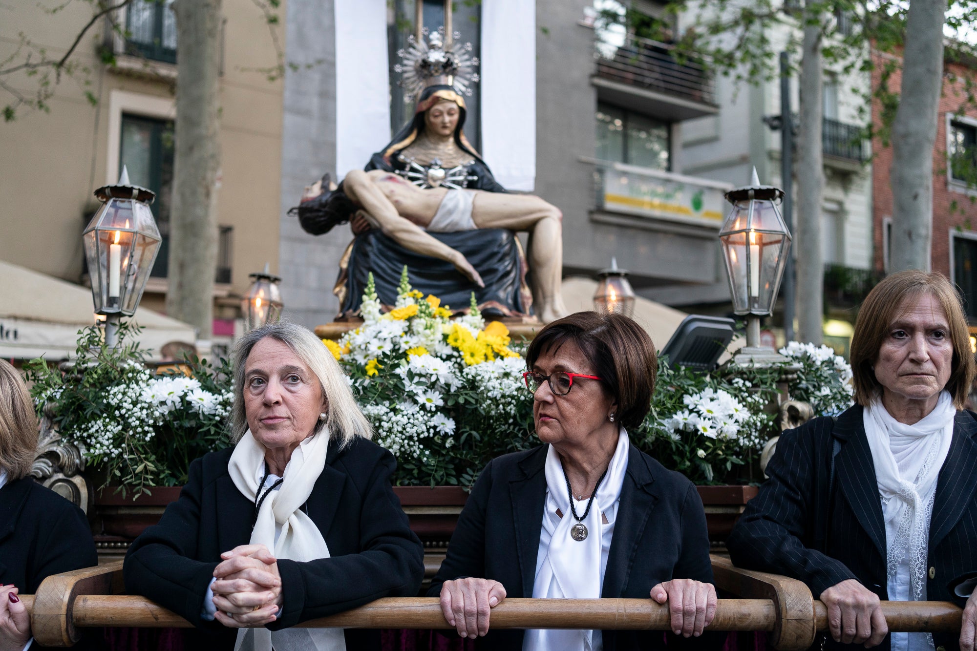 Els carrers del centre de Terrassa va tornar a acollir aquest divendres al vespre el Via Crucis, un dels actes més populars de Setmana Santa. L'acte s'ha omplert de gent que ha acompanyat els Portants del Sant Crist i el pas de la Pietat, pels membres de la Confraria de la Mare de Déu dels Dolors | Mireia Comas