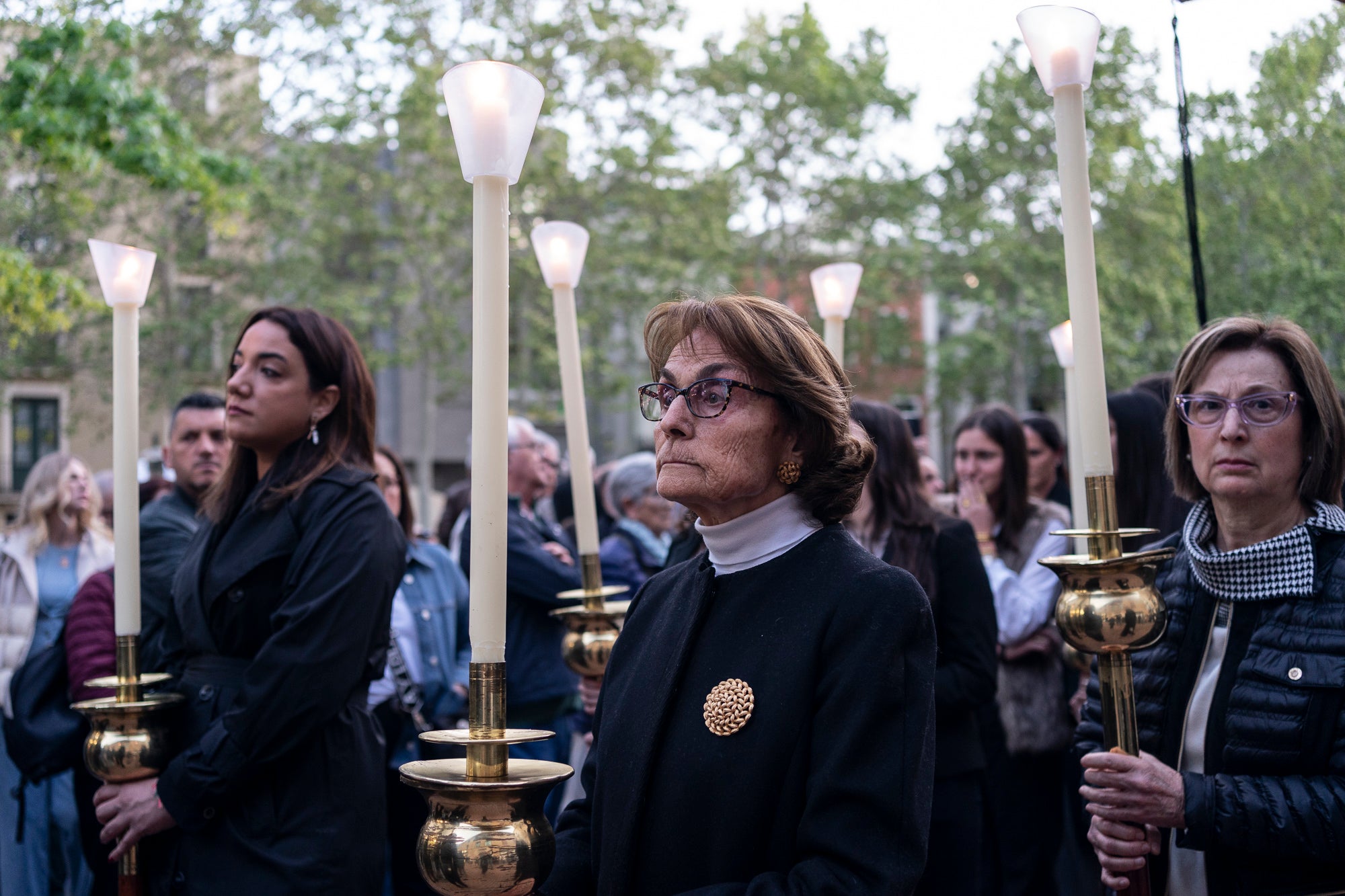 Els carrers del centre de Terrassa va tornar a acollir aquest divendres al vespre el Via Crucis, un dels actes més populars de Setmana Santa. L'acte s'ha omplert de gent que ha acompanyat els Portants del Sant Crist i el pas de la Pietat, pels membres de la Confraria de la Mare de Déu dels Dolors | Mireia Comas