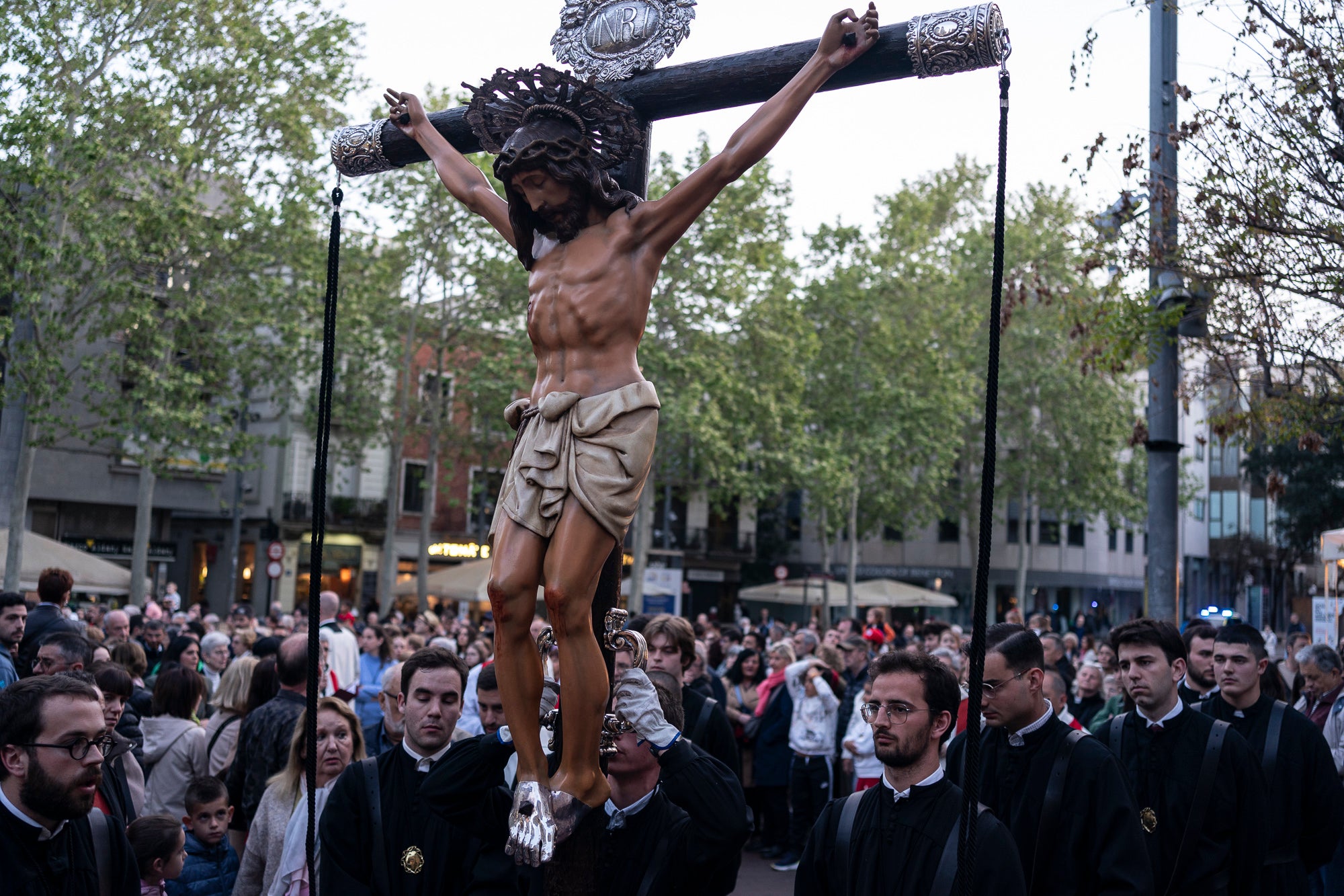 Els carrers del centre de Terrassa va tornar a acollir aquest divendres al vespre el Via Crucis, un dels actes més populars de Setmana Santa. L'acte s'ha omplert de gent que ha acompanyat els Portants del Sant Crist i el pas de la Pietat, pels membres de la Confraria de la Mare de Déu dels Dolors | Mireia Comas