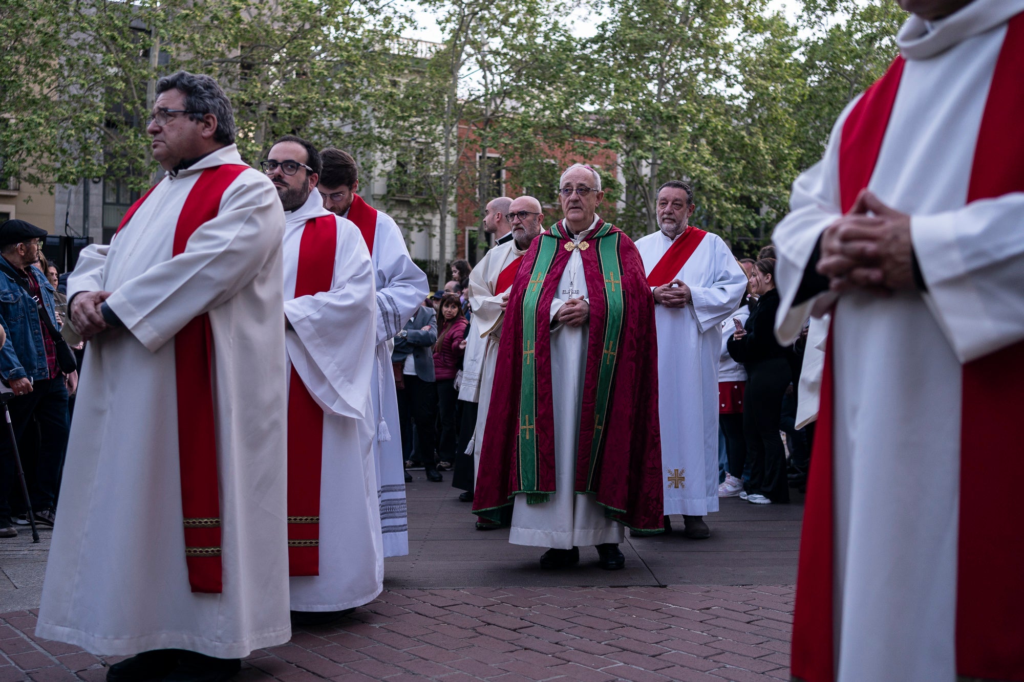 Els carrers del centre de Terrassa va tornar a acollir aquest divendres al vespre el Via Crucis, un dels actes més populars de Setmana Santa. L'acte s'ha omplert de gent que ha acompanyat els Portants del Sant Crist i el pas de la Pietat, pels membres de la Confraria de la Mare de Déu dels Dolors | Mireia Comas