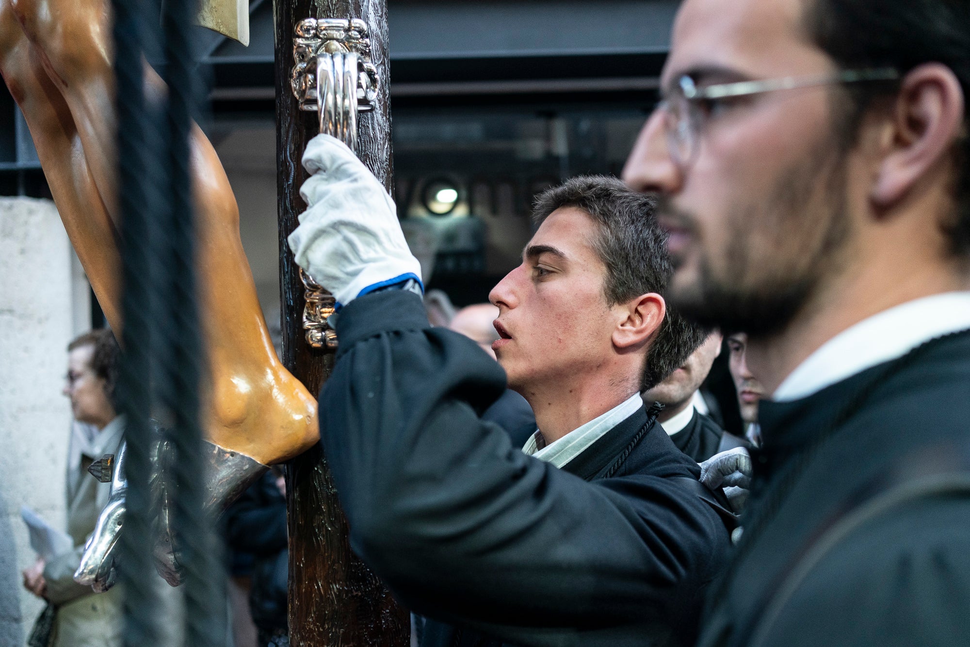 Els carrers del centre de Terrassa va tornar a acollir aquest divendres al vespre el Via Crucis, un dels actes més populars de Setmana Santa. L'acte s'ha omplert de gent que ha acompanyat els Portants del Sant Crist i el pas de la Pietat, pels membres de la Confraria de la Mare de Déu dels Dolors | Mireia Comas