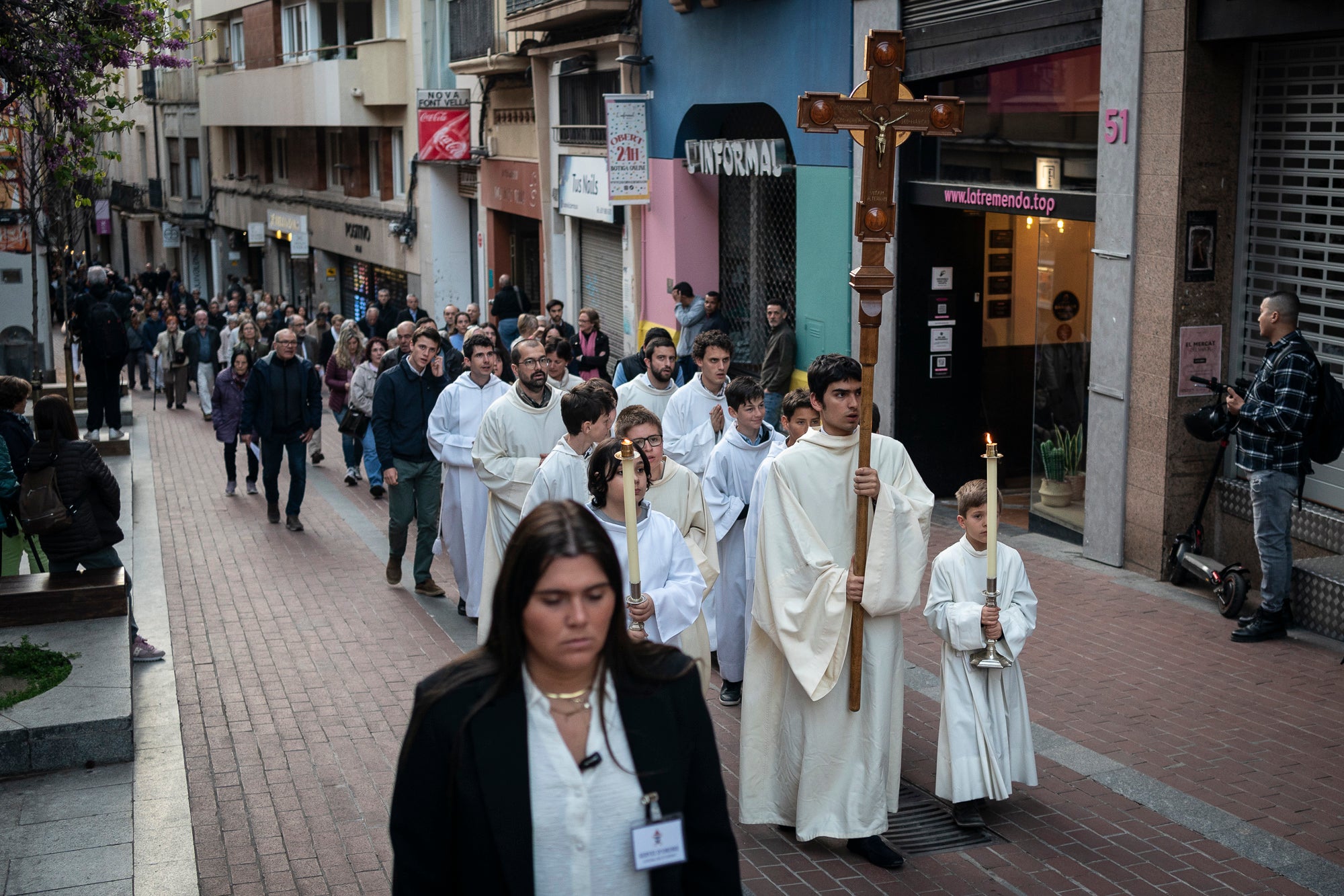 Els carrers del centre de Terrassa va tornar a acollir aquest divendres al vespre el Via Crucis, un dels actes més populars de Setmana Santa. L'acte s'ha omplert de gent que ha acompanyat els Portants del Sant Crist i el pas de la Pietat, pels membres de la Confraria de la Mare de Déu dels Dolors | Mireia Comas