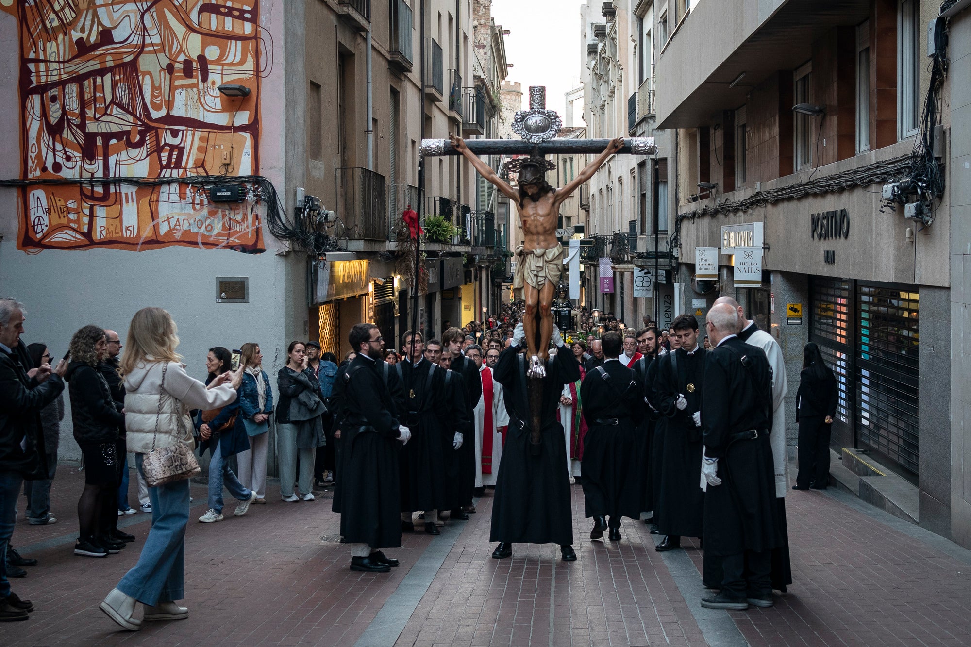 Els carrers del centre de Terrassa va tornar a acollir aquest divendres al vespre el Via Crucis, un dels actes més populars de Setmana Santa. L'acte s'ha omplert de gent que ha acompanyat els Portants del Sant Crist i el pas de la Pietat, pels membres de la Confraria de la Mare de Déu dels Dolors | Mireia Comas