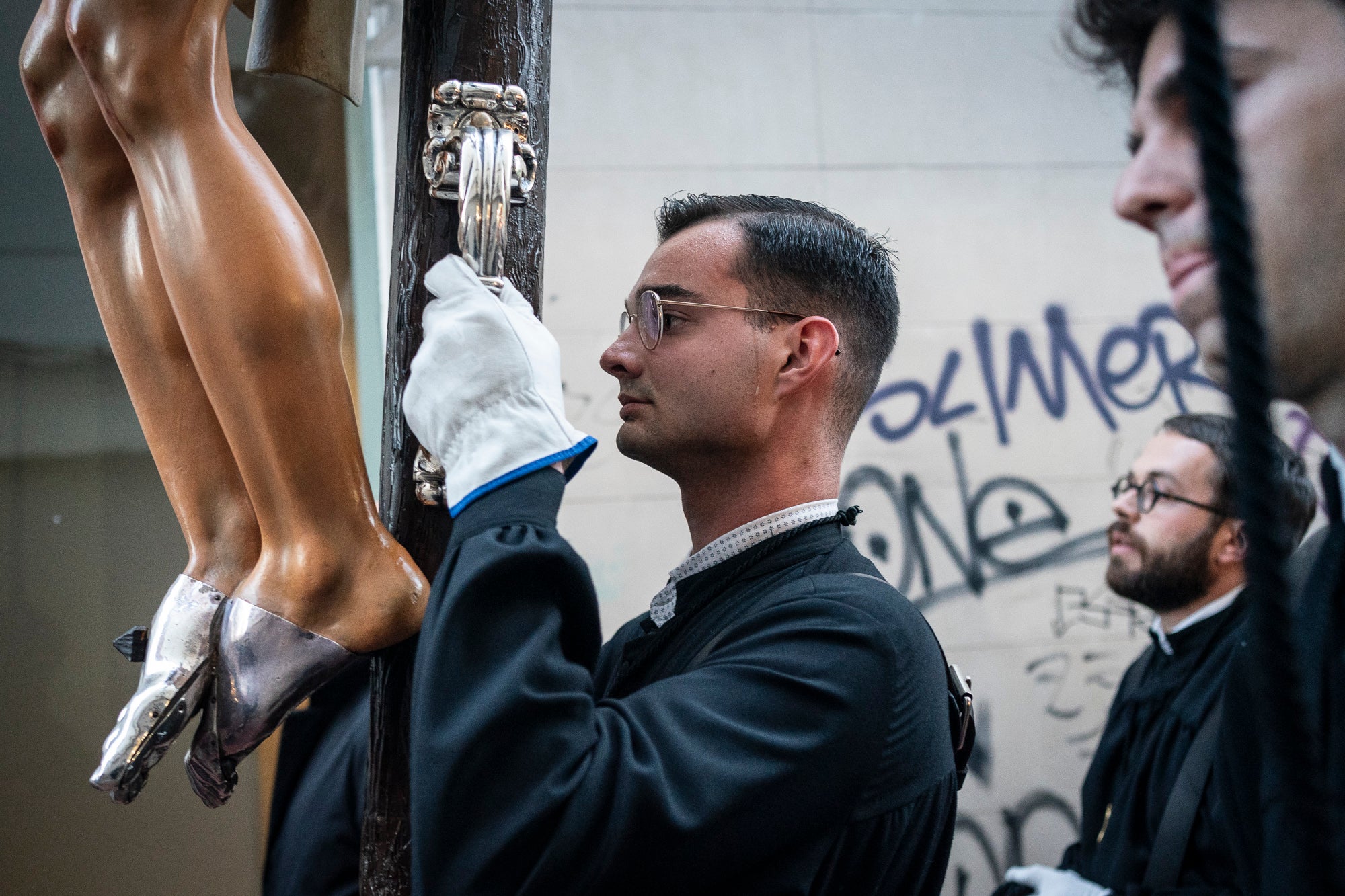 Els carrers del centre de Terrassa va tornar a acollir aquest divendres al vespre el Via Crucis, un dels actes més populars de Setmana Santa. L'acte s'ha omplert de gent que ha acompanyat els Portants del Sant Crist i el pas de la Pietat, pels membres de la Confraria de la Mare de Déu dels Dolors | Mireia Comas