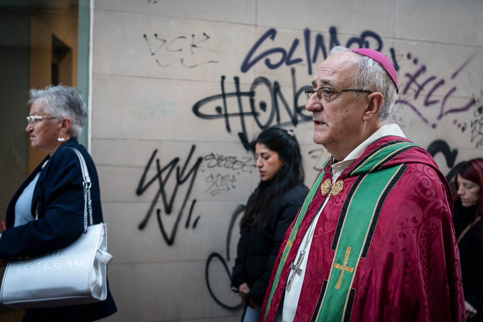 Els carrers del centre de Terrassa va tornar a acollir aquest divendres al vespre el Via Crucis, un dels actes més populars de Setmana Santa. L'acte s'ha omplert de gent que ha acompanyat els Portants del Sant Crist i el pas de la Pietat, pels membres de la Confraria de la Mare de Déu dels Dolors | Mireia Comas