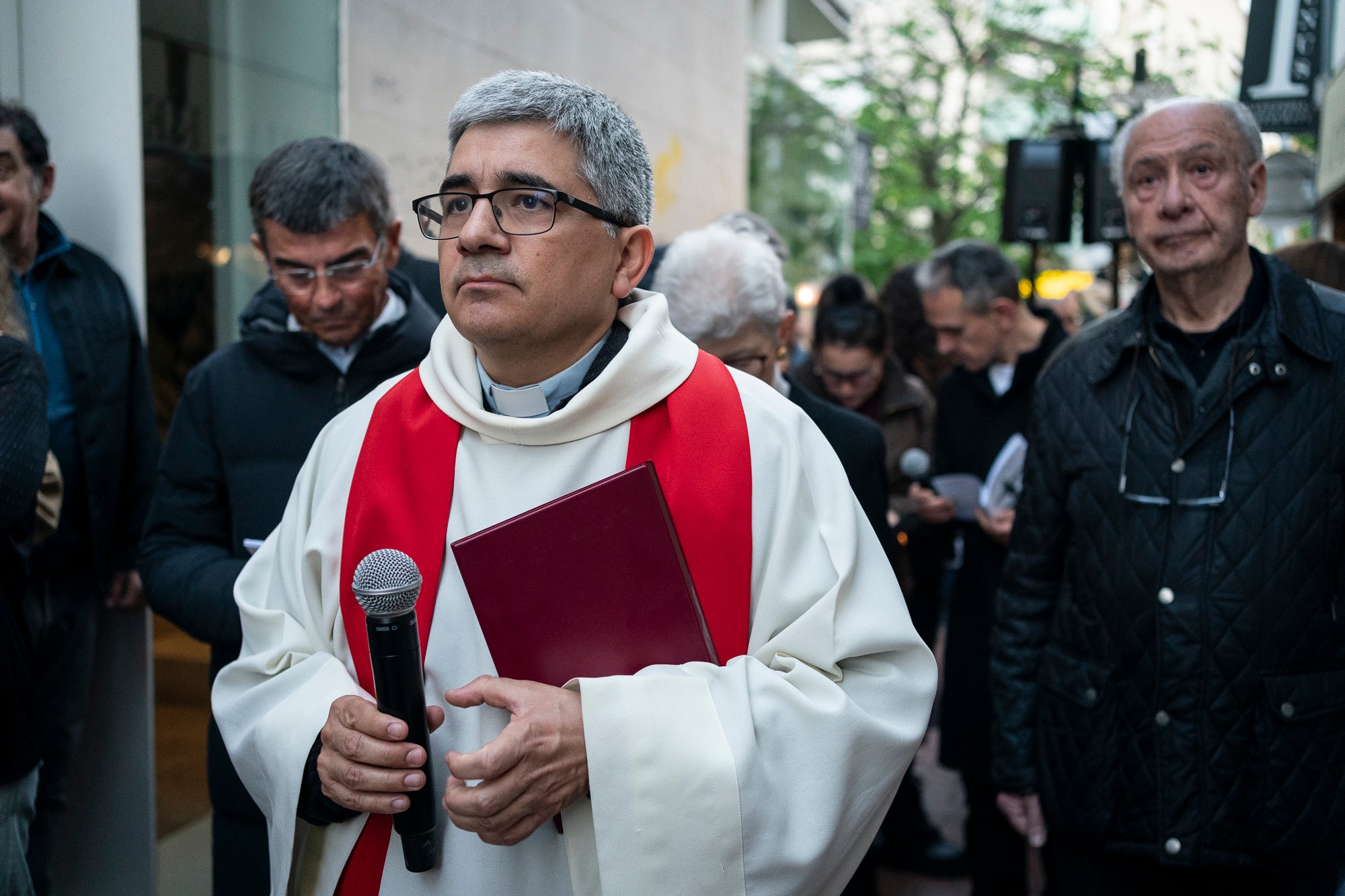 Els carrers del centre de Terrassa va tornar a acollir aquest divendres al vespre el Via Crucis, un dels actes més populars de Setmana Santa. L'acte s'ha omplert de gent que ha acompanyat els Portants del Sant Crist i el pas de la Pietat, pels membres de la Confraria de la Mare de Déu dels Dolors | Mireia Comas