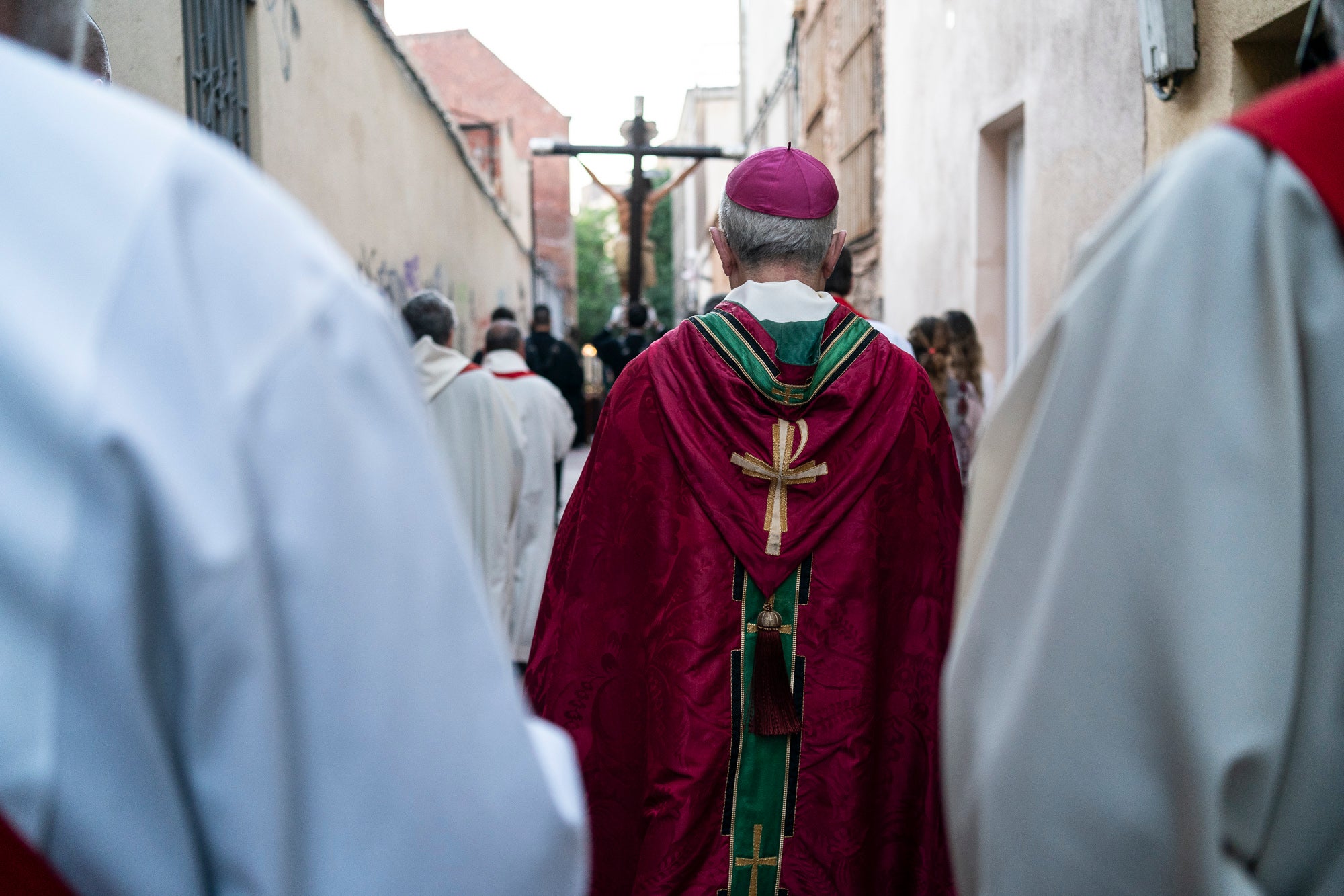 Els carrers del centre de Terrassa va tornar a acollir aquest divendres al vespre el Via Crucis, un dels actes més populars de Setmana Santa. L'acte s'ha omplert de gent que ha acompanyat els Portants del Sant Crist i el pas de la Pietat, pels membres de la Confraria de la Mare de Déu dels Dolors | Mireia Comas