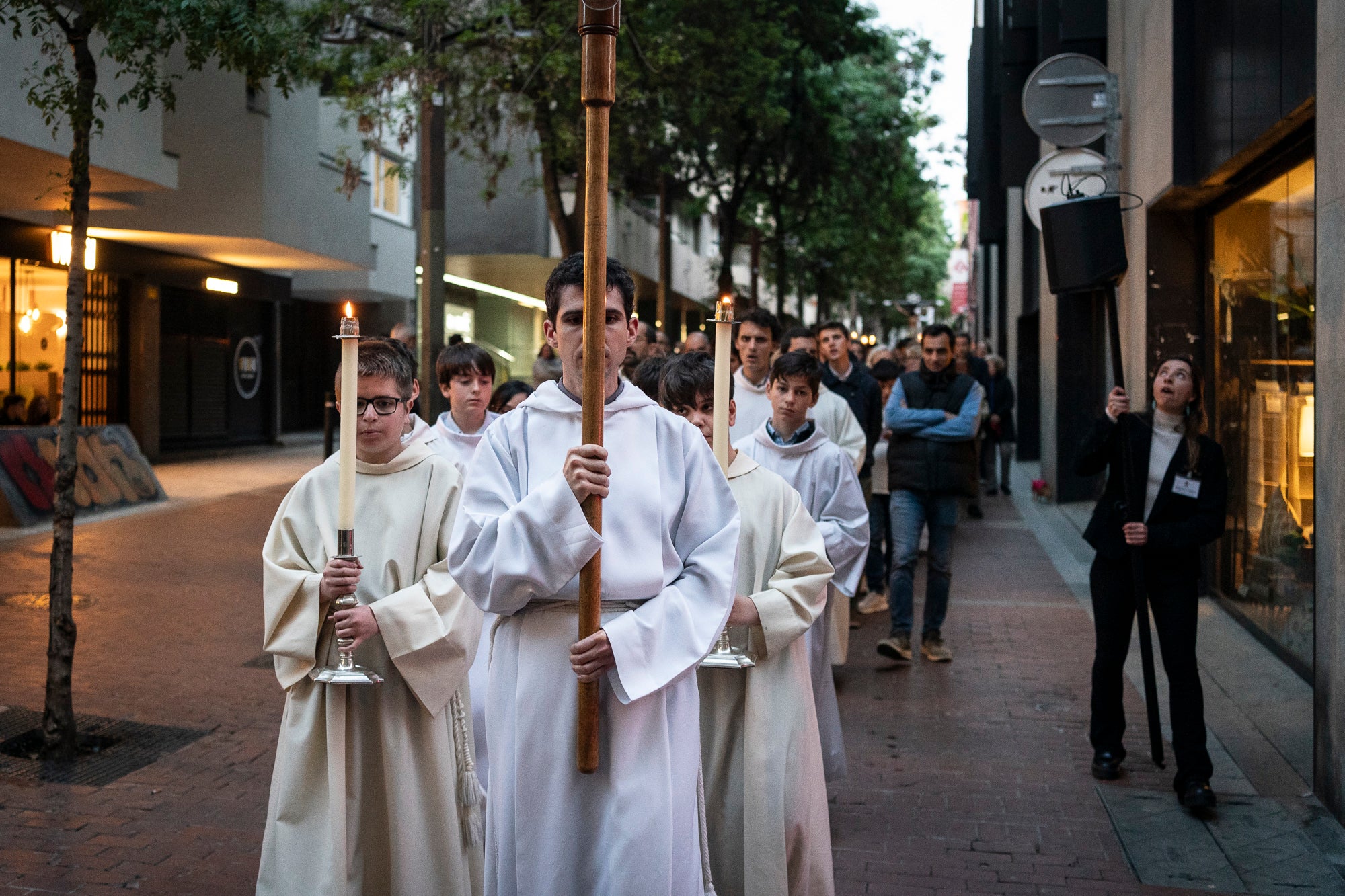 Els carrers del centre de Terrassa va tornar a acollir aquest divendres al vespre el Via Crucis, un dels actes més populars de Setmana Santa. L'acte s'ha omplert de gent que ha acompanyat els Portants del Sant Crist i el pas de la Pietat, pels membres de la Confraria de la Mare de Déu dels Dolors | Mireia Comas