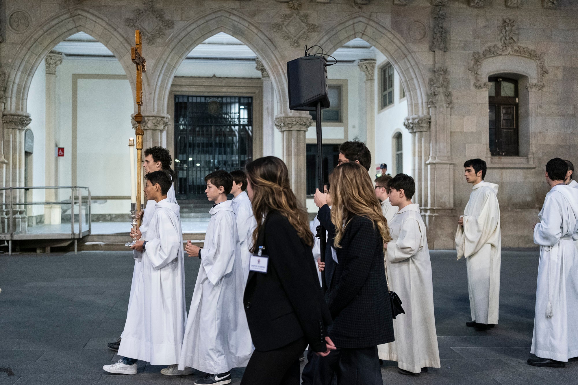 Els carrers del centre de Terrassa va tornar a acollir aquest divendres al vespre el Via Crucis, un dels actes més populars de Setmana Santa. L'acte s'ha omplert de gent que ha acompanyat els Portants del Sant Crist i el pas de la Pietat, pels membres de la Confraria de la Mare de Déu dels Dolors | Mireia Comas