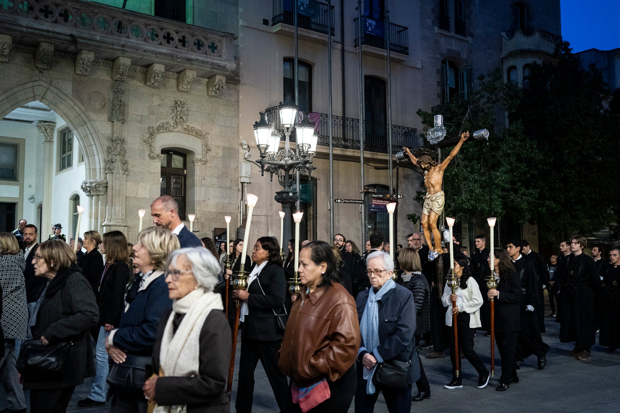 Els carrers del centre de Terrassa va tornar a acollir aquest divendres al vespre el Via Crucis, un dels actes més populars de Setmana Santa. L'acte s'ha omplert de gent que ha acompanyat els Portants del Sant Crist i el pas de la Pietat, pels membres de la Confraria de la Mare de Déu dels Dolors | Mireia Comas