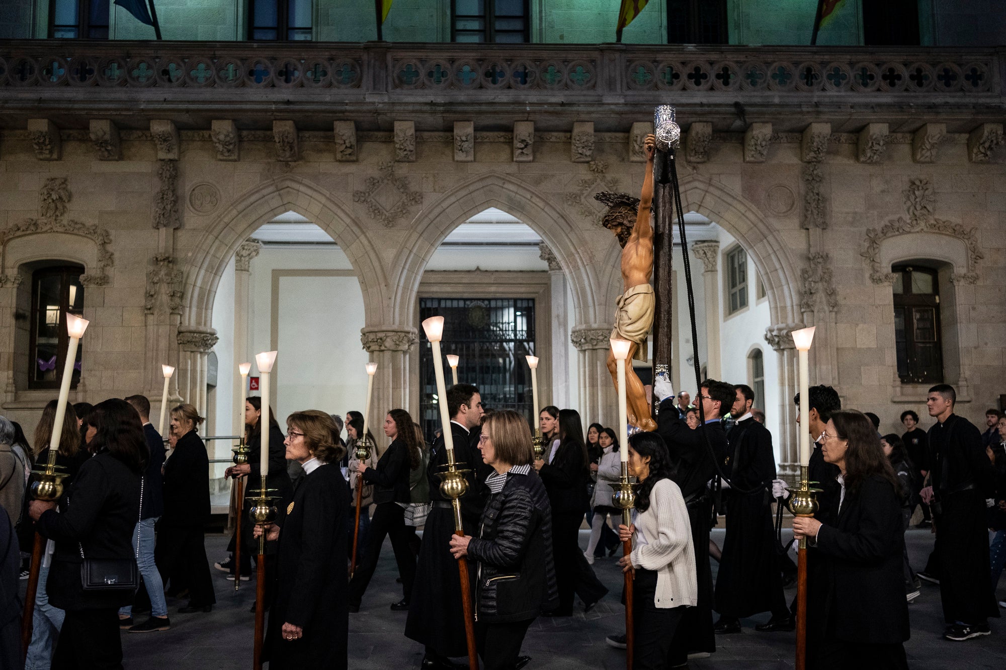 Els carrers del centre de Terrassa va tornar a acollir aquest divendres al vespre el Via Crucis, un dels actes més populars de Setmana Santa. L'acte s'ha omplert de gent que ha acompanyat els Portants del Sant Crist i el pas de la Pietat, pels membres de la Confraria de la Mare de Déu dels Dolors | Mireia Comas