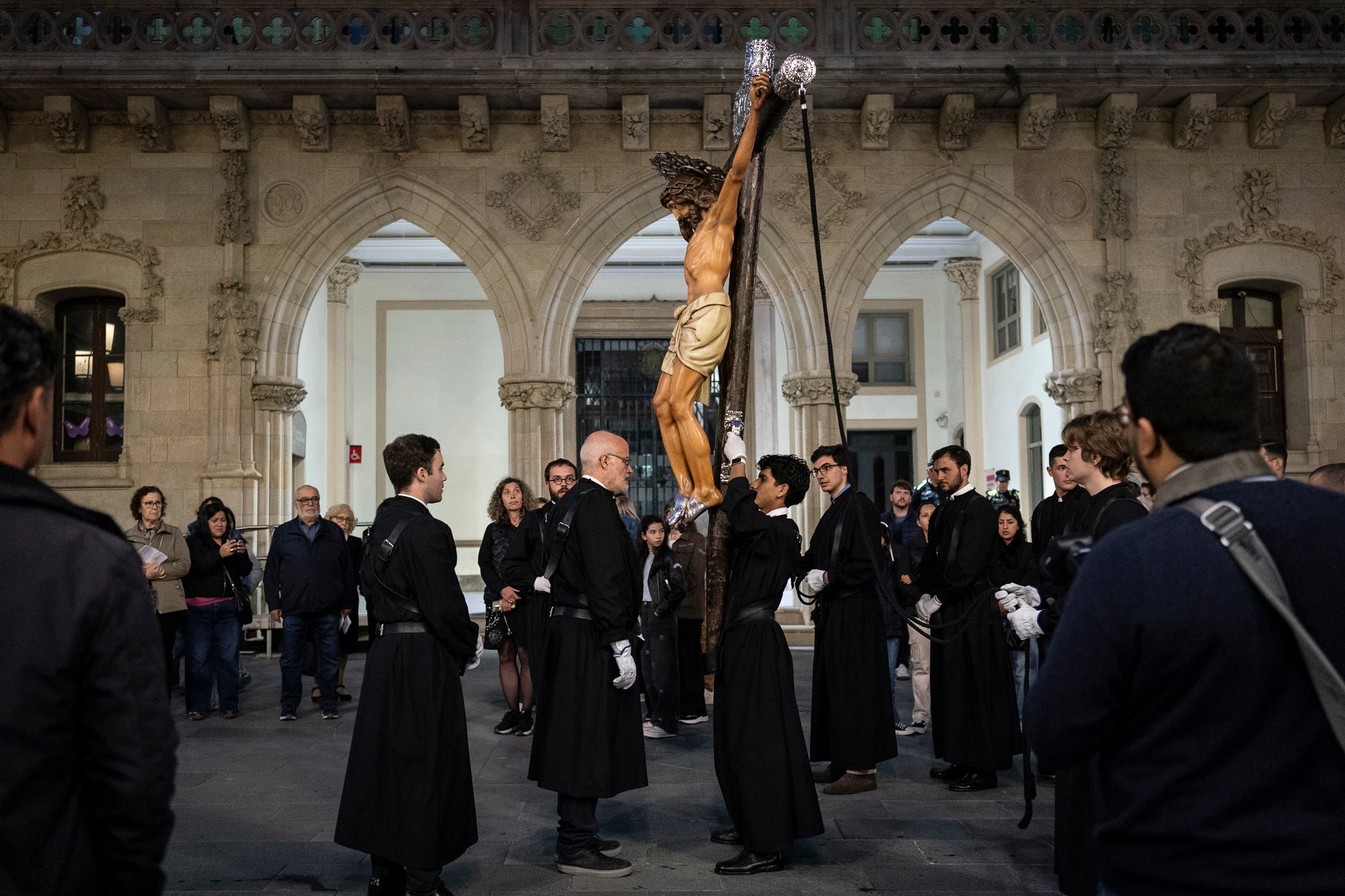 Els carrers del centre de Terrassa va tornar a acollir aquest divendres al vespre el Via Crucis, un dels actes més populars de Setmana Santa. L'acte s'ha omplert de gent que ha acompanyat els Portants del Sant Crist i el pas de la Pietat, pels membres de la Confraria de la Mare de Déu dels Dolors | Mireia Comas