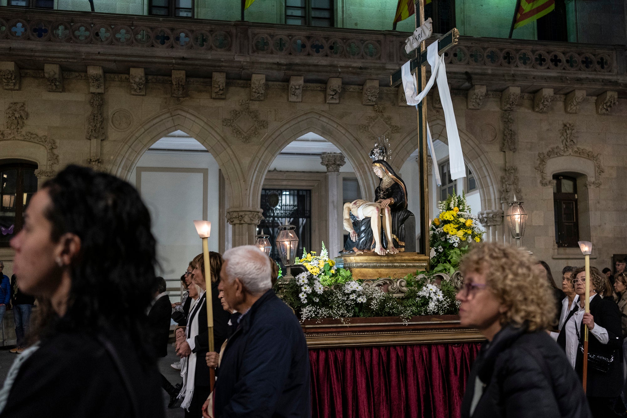 Els carrers del centre de Terrassa va tornar a acollir aquest divendres al vespre el Via Crucis, un dels actes més populars de Setmana Santa. L'acte s'ha omplert de gent que ha acompanyat els Portants del Sant Crist i el pas de la Pietat, pels membres de la Confraria de la Mare de Déu dels Dolors | Mireia Comas