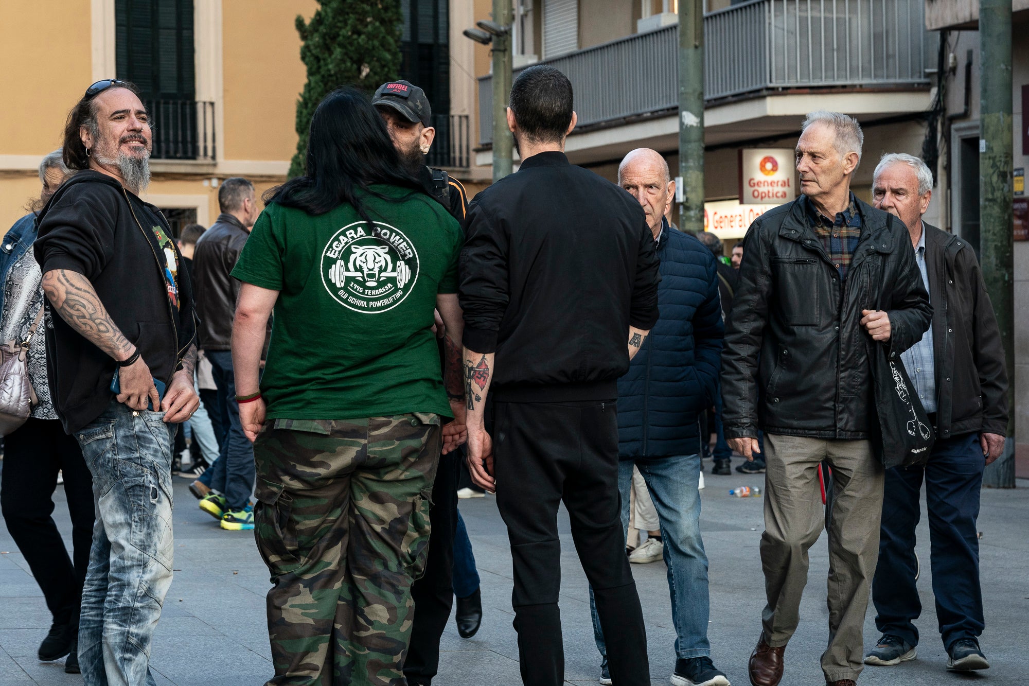 Concentració, convocada per VOX i amb la presència del líder de Desokupa, Dani Esteve, arran del cas d'una dona violada a Terrassa el passat mes de març. El Raval de Montserrat ha acollit la protesta per denunciar que el jutge ha deixat en llibertat amb càrrecs a l’espera de judici dels dos presumptes acusats d’agressió sexual. L’extrema dreta ha posat el focus en què els suposats violadors serien dos ciutadans de nacionalitat estrangera per reclamar-ne “l’expulsió”. S’han sentit crits i insults cap a l’alcalde i cap al president del govern espanyol