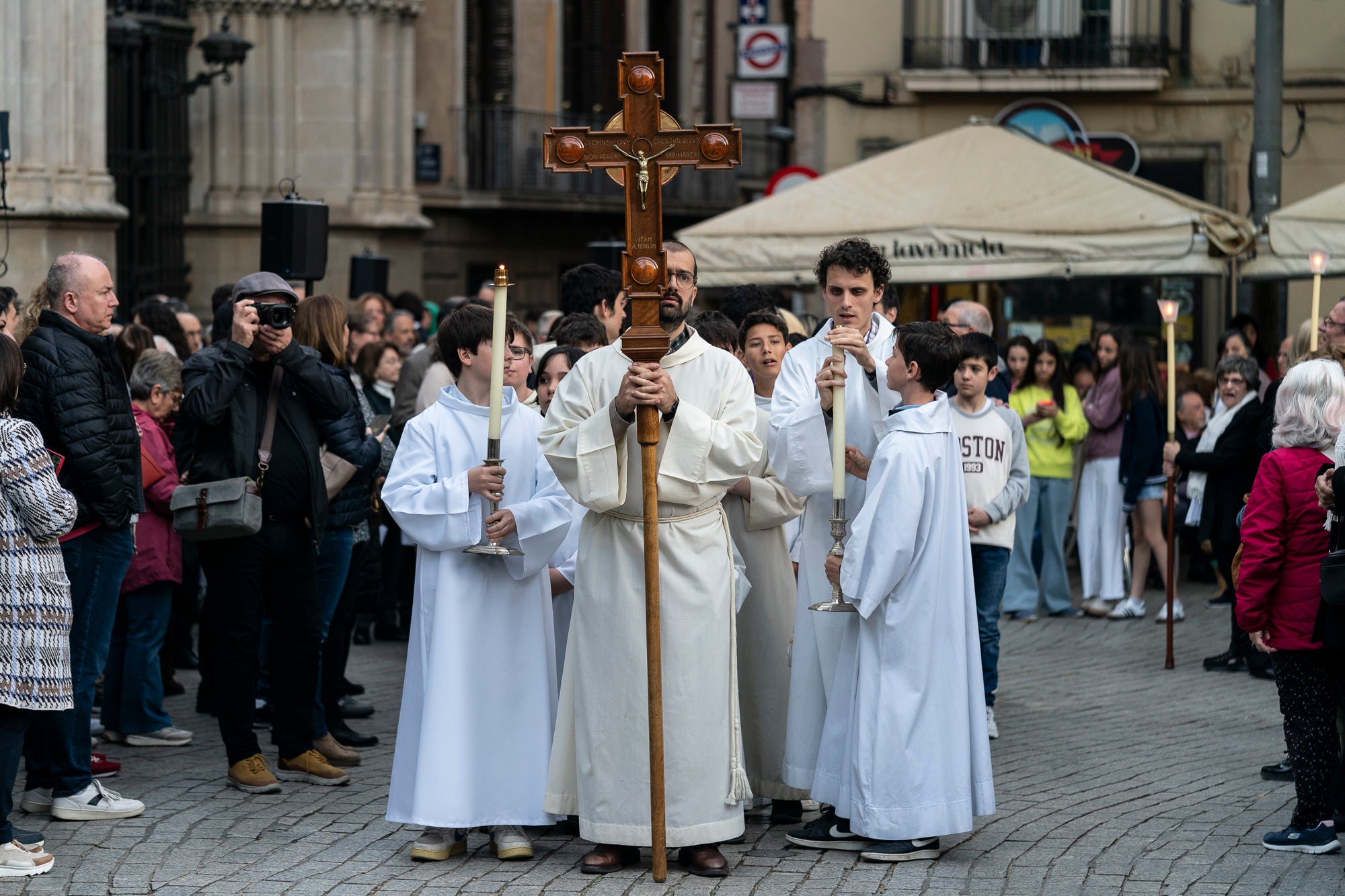 Els carrers del centre de Terrassa va tornar a acollir aquest divendres al vespre el Via Crucis, un dels actes més populars de Setmana Santa. L'acte s'ha omplert de gent que ha acompanyat els Portants del Sant Crist i el pas de la Pietat, pels membres de la Confraria de la Mare de Déu dels Dolors | Mireia Comas
