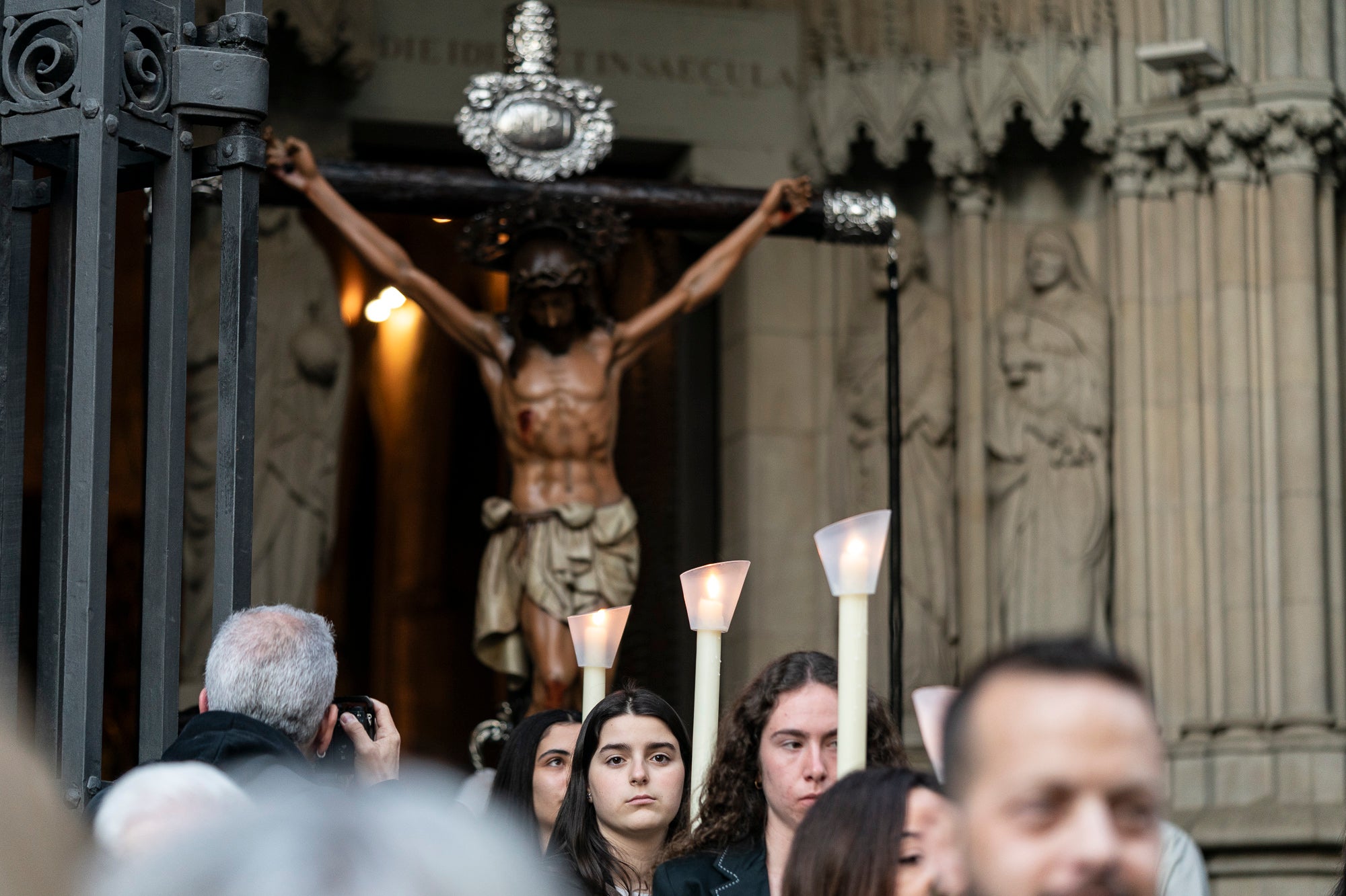 Els carrers del centre de Terrassa va tornar a acollir aquest divendres al vespre el Via Crucis, un dels actes més populars de Setmana Santa. L'acte s'ha omplert de gent que ha acompanyat els Portants del Sant Crist i el pas de la Pietat, pels membres de la Confraria de la Mare de Déu dels Dolors | Mireia Comas