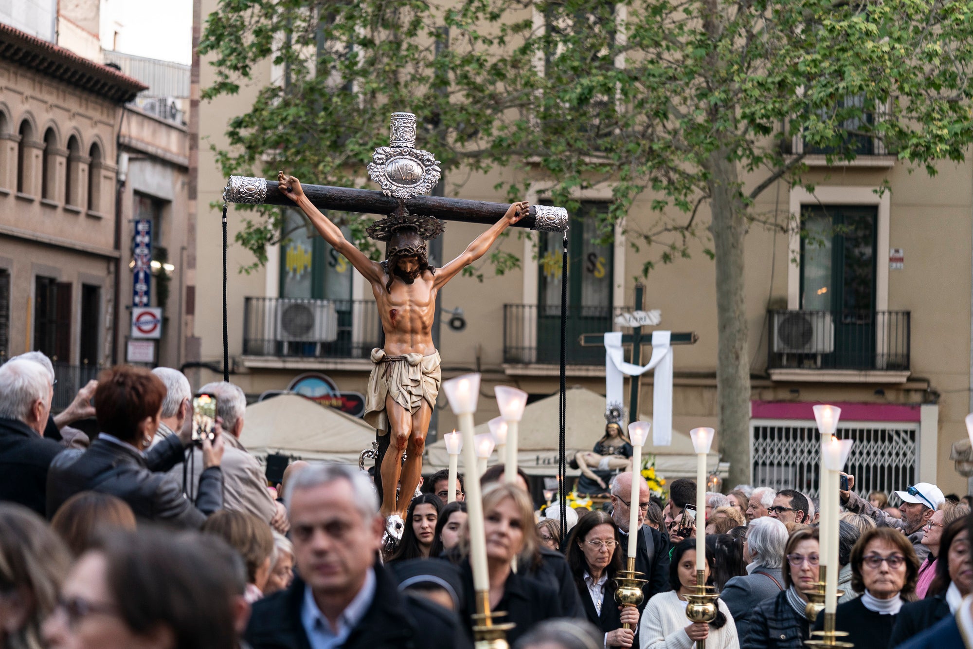 Els carrers del centre de Terrassa va tornar a acollir aquest divendres al vespre el Via Crucis, un dels actes més populars de Setmana Santa. L'acte s'ha omplert de gent que ha acompanyat els Portants del Sant Crist i el pas de la Pietat, pels membres de la Confraria de la Mare de Déu dels Dolors | Mireia Comas