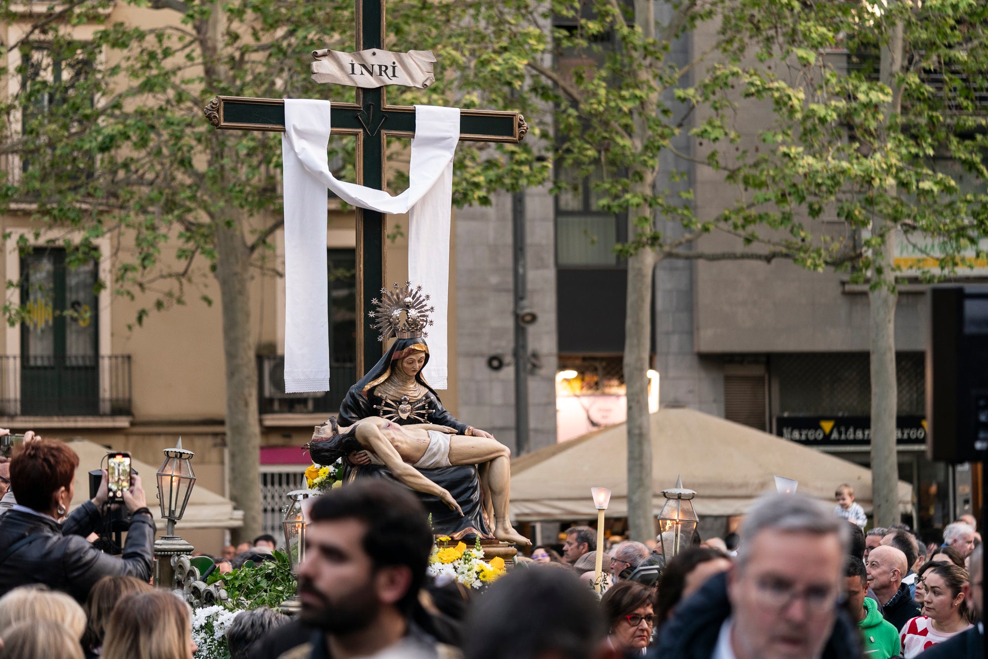 Els carrers del centre de Terrassa va tornar a acollir aquest divendres al vespre el Via Crucis, un dels actes més populars de Setmana Santa. L'acte s'ha omplert de gent que ha acompanyat els Portants del Sant Crist i el pas de la Pietat, pels membres de la Confraria de la Mare de Déu dels Dolors | Mireia Comas
