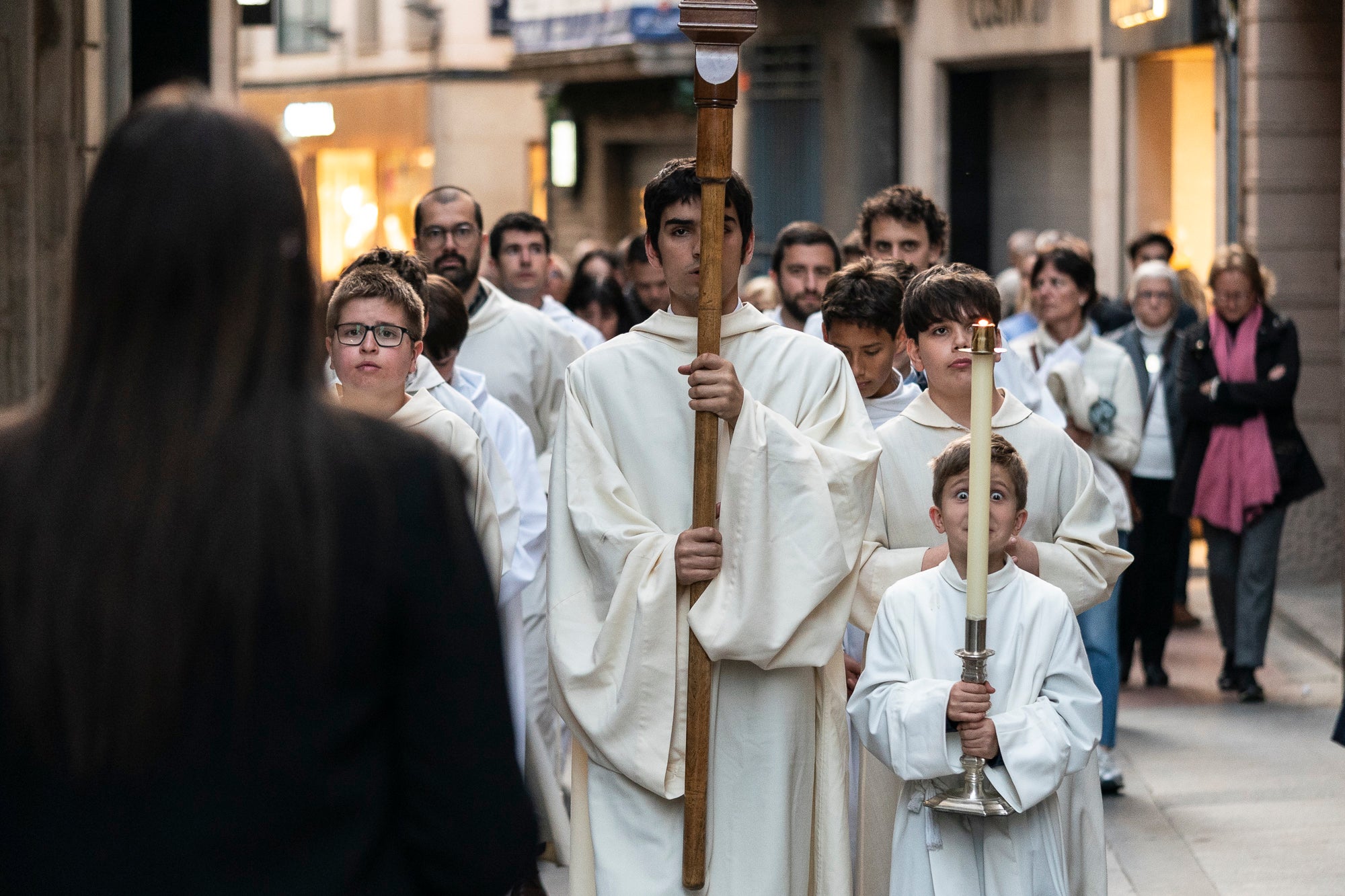 Els carrers del centre de Terrassa va tornar a acollir aquest divendres al vespre el Via Crucis, un dels actes més populars de Setmana Santa. L'acte s'ha omplert de gent que ha acompanyat els Portants del Sant Crist i el pas de la Pietat, pels membres de la Confraria de la Mare de Déu dels Dolors | Mireia Comas