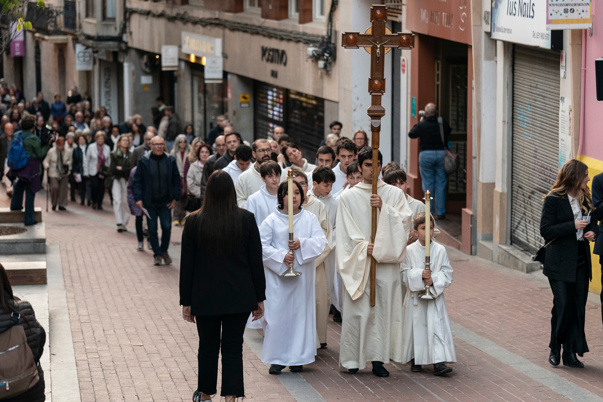 Els carrers del centre de Terrassa va tornar a acollir aquest divendres al vespre el Via Crucis, un dels actes més populars de Setmana Santa. L'acte s'ha omplert de gent que ha acompanyat els Portants del Sant Crist i el pas de la Pietat, pels membres de la Confraria de la Mare de Déu dels Dolors | Mireia Comas