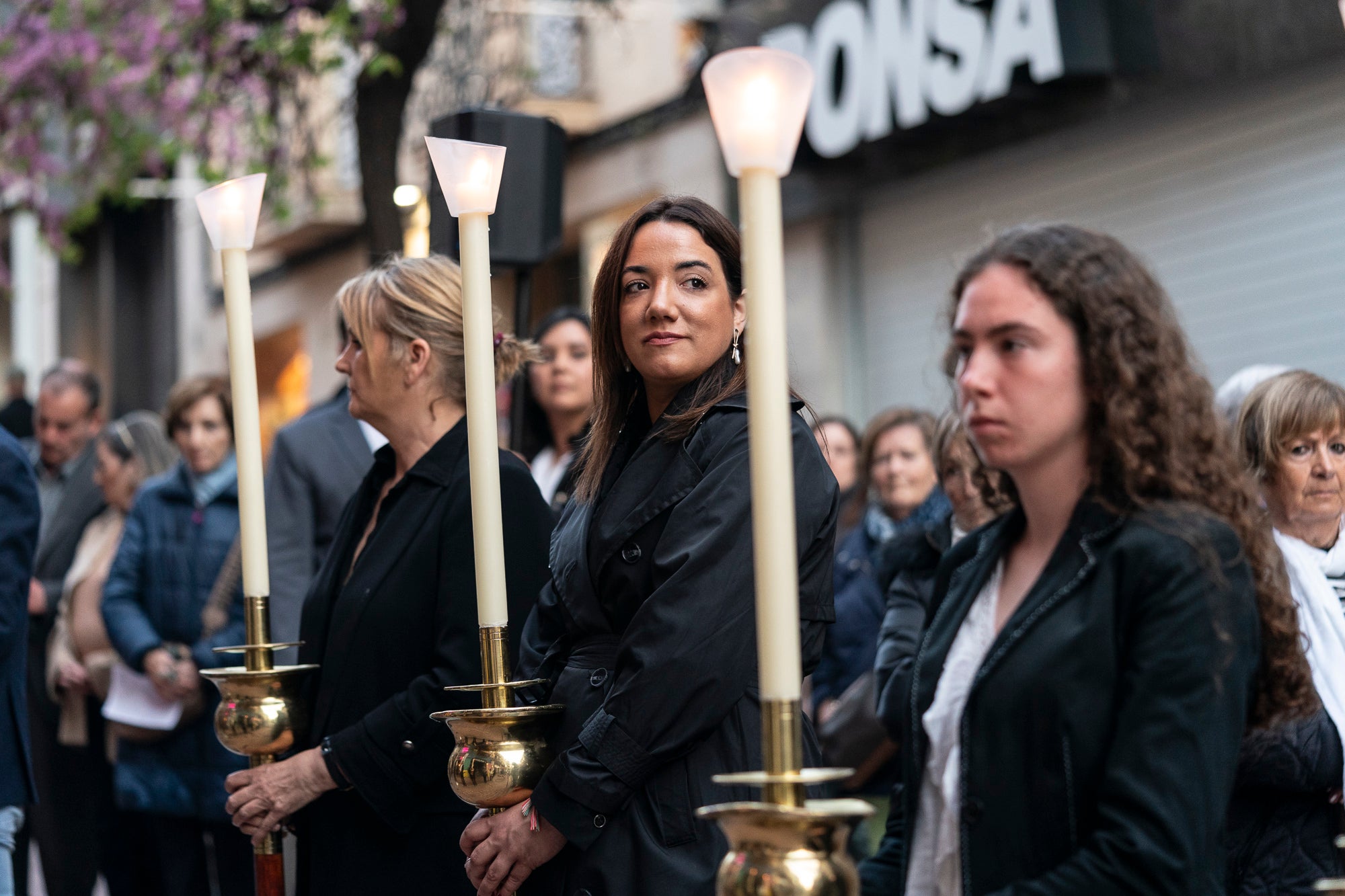 Els carrers del centre de Terrassa va tornar a acollir aquest divendres al vespre el Via Crucis, un dels actes més populars de Setmana Santa. L'acte s'ha omplert de gent que ha acompanyat els Portants del Sant Crist i el pas de la Pietat, pels membres de la Confraria de la Mare de Déu dels Dolors | Mireia Comas