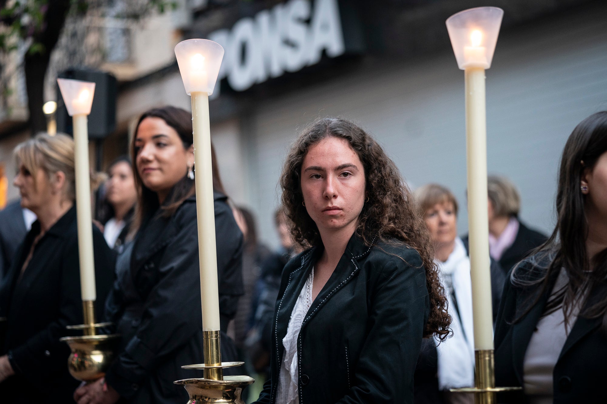 Els carrers del centre de Terrassa va tornar a acollir aquest divendres al vespre el Via Crucis, un dels actes més populars de Setmana Santa. L'acte s'ha omplert de gent que ha acompanyat els Portants del Sant Crist i el pas de la Pietat, pels membres de la Confraria de la Mare de Déu dels Dolors | Mireia Comas