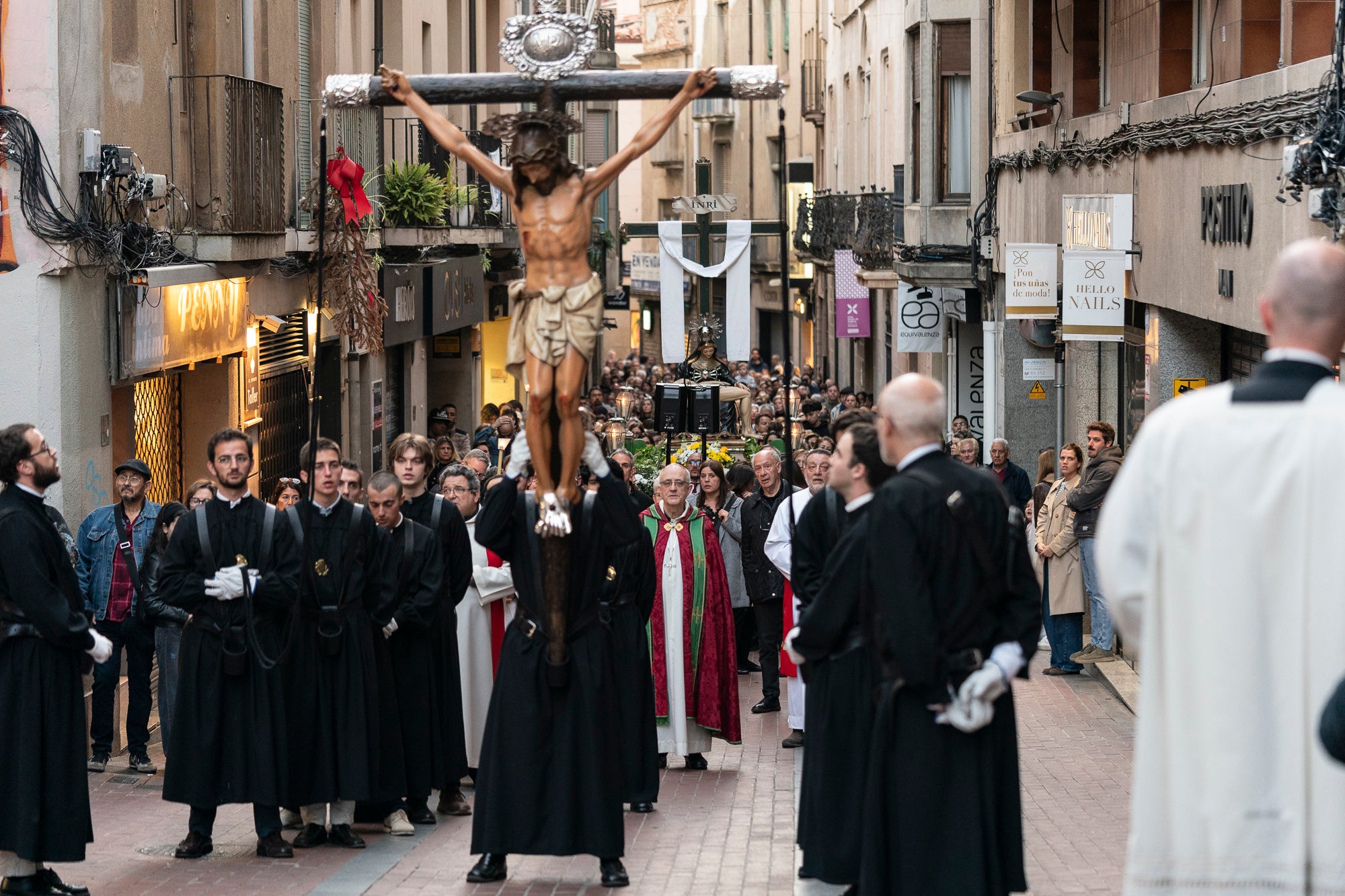 Els carrers del centre de Terrassa va tornar a acollir aquest divendres al vespre el Via Crucis, un dels actes més populars de Setmana Santa. L'acte s'ha omplert de gent que ha acompanyat els Portants del Sant Crist i el pas de la Pietat, pels membres de la Confraria de la Mare de Déu dels Dolors | Mireia Comas