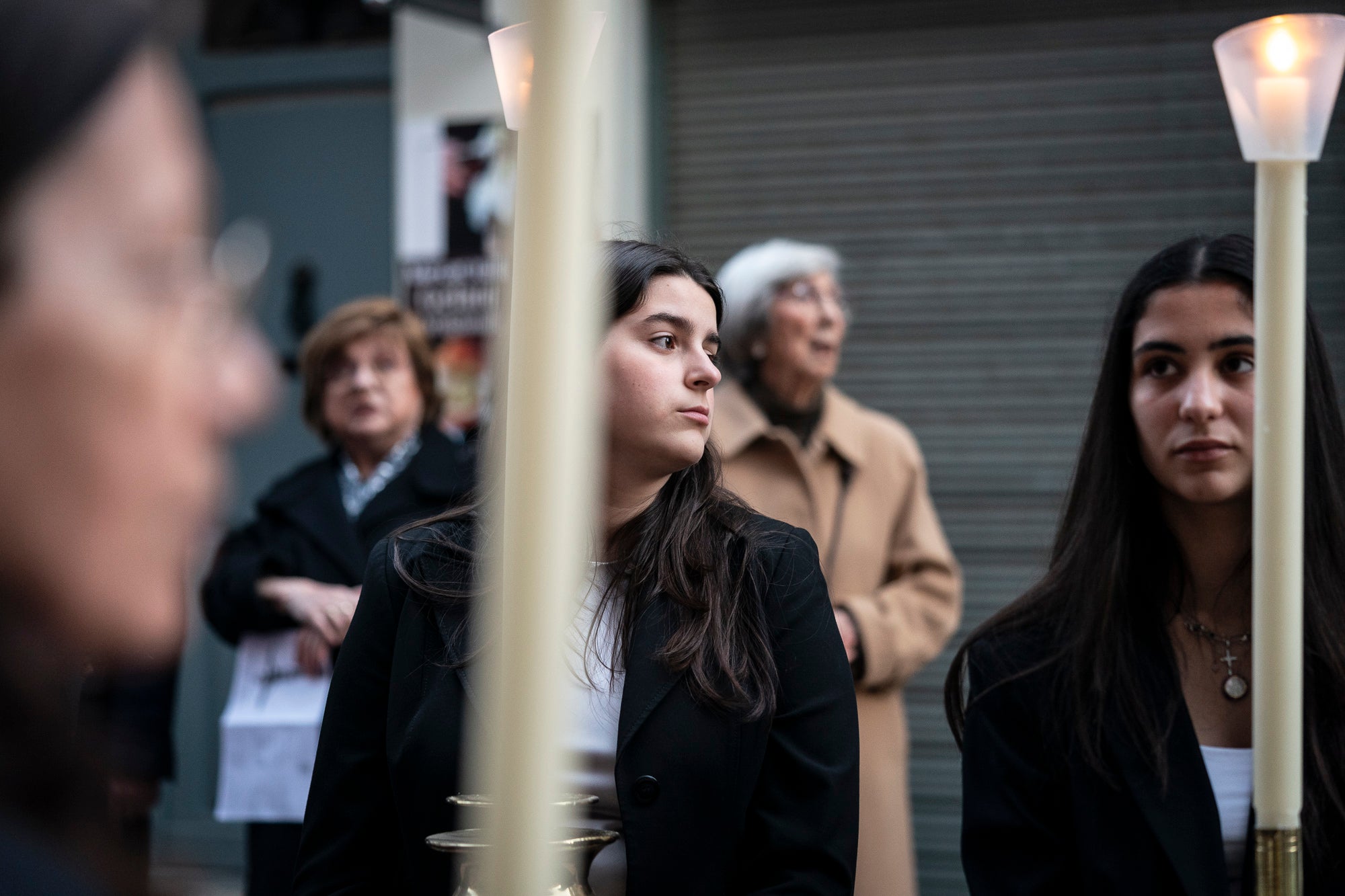 Els carrers del centre de Terrassa va tornar a acollir aquest divendres al vespre el Via Crucis, un dels actes més populars de Setmana Santa. L'acte s'ha omplert de gent que ha acompanyat els Portants del Sant Crist i el pas de la Pietat, pels membres de la Confraria de la Mare de Déu dels Dolors | Mireia Comas