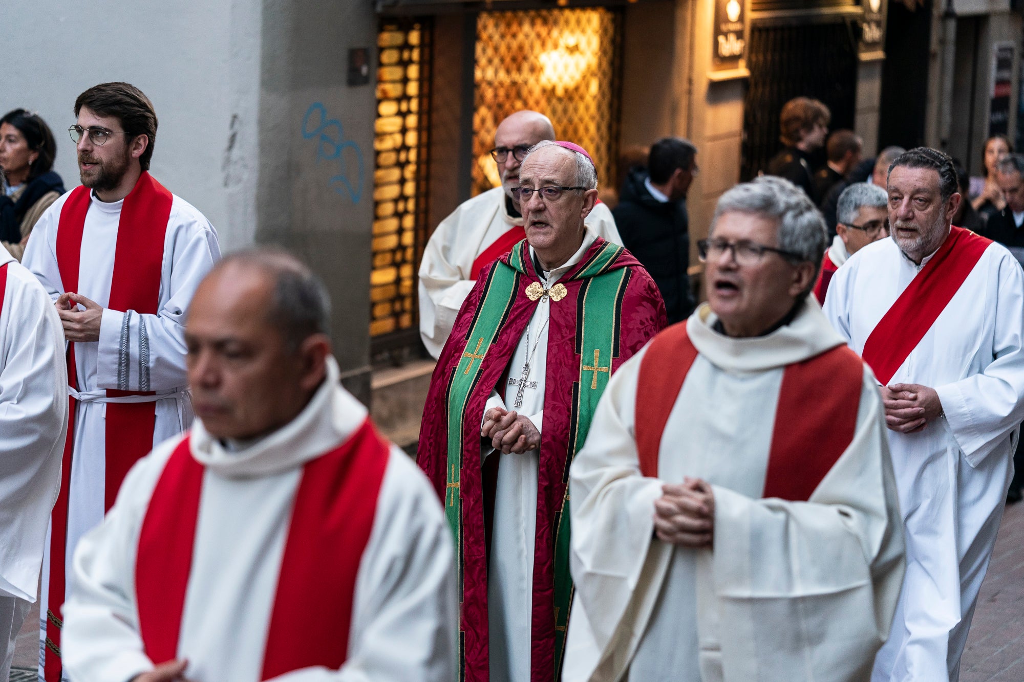 Els carrers del centre de Terrassa va tornar a acollir aquest divendres al vespre el Via Crucis, un dels actes més populars de Setmana Santa. L'acte s'ha omplert de gent que ha acompanyat els Portants del Sant Crist i el pas de la Pietat, pels membres de la Confraria de la Mare de Déu dels Dolors | Mireia Comas