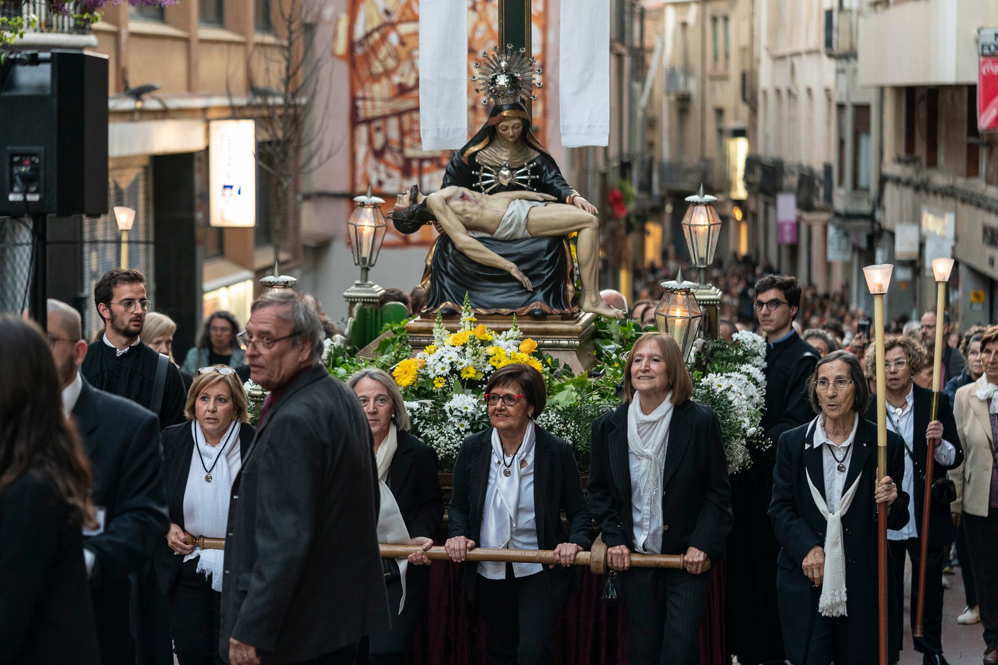 Els carrers del centre de Terrassa va tornar a acollir aquest divendres al vespre el Via Crucis, un dels actes més populars de Setmana Santa. L'acte s'ha omplert de gent que ha acompanyat els Portants del Sant Crist i el pas de la Pietat, pels membres de la Confraria de la Mare de Déu dels Dolors | Mireia Comas
