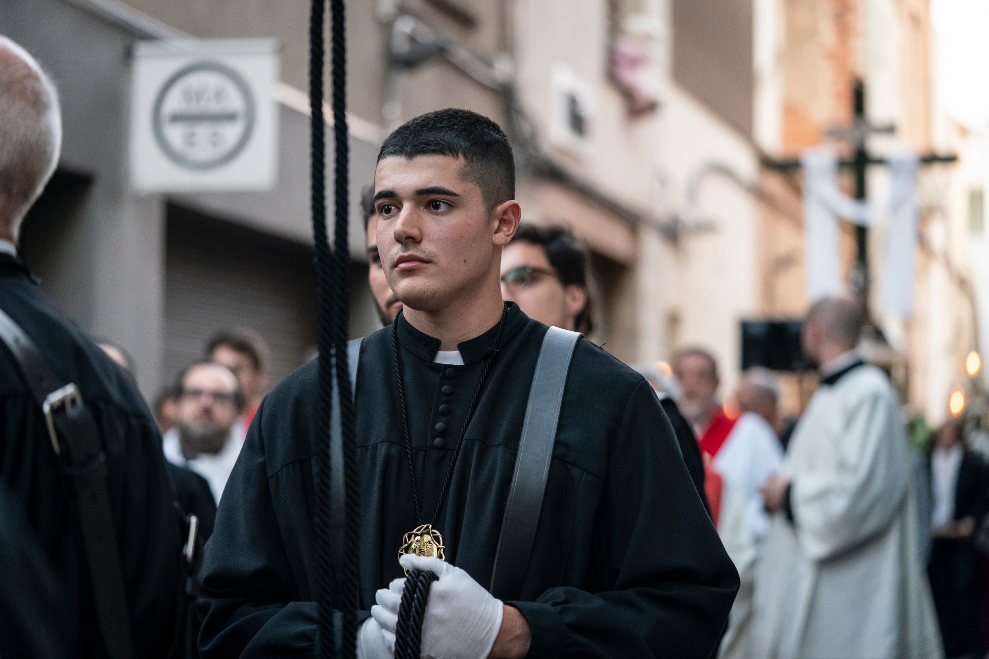Els carrers del centre de Terrassa va tornar a acollir aquest divendres al vespre el Via Crucis, un dels actes més populars de Setmana Santa. L'acte s'ha omplert de gent que ha acompanyat els Portants del Sant Crist i el pas de la Pietat, pels membres de la Confraria de la Mare de Déu dels Dolors | Mireia Comas