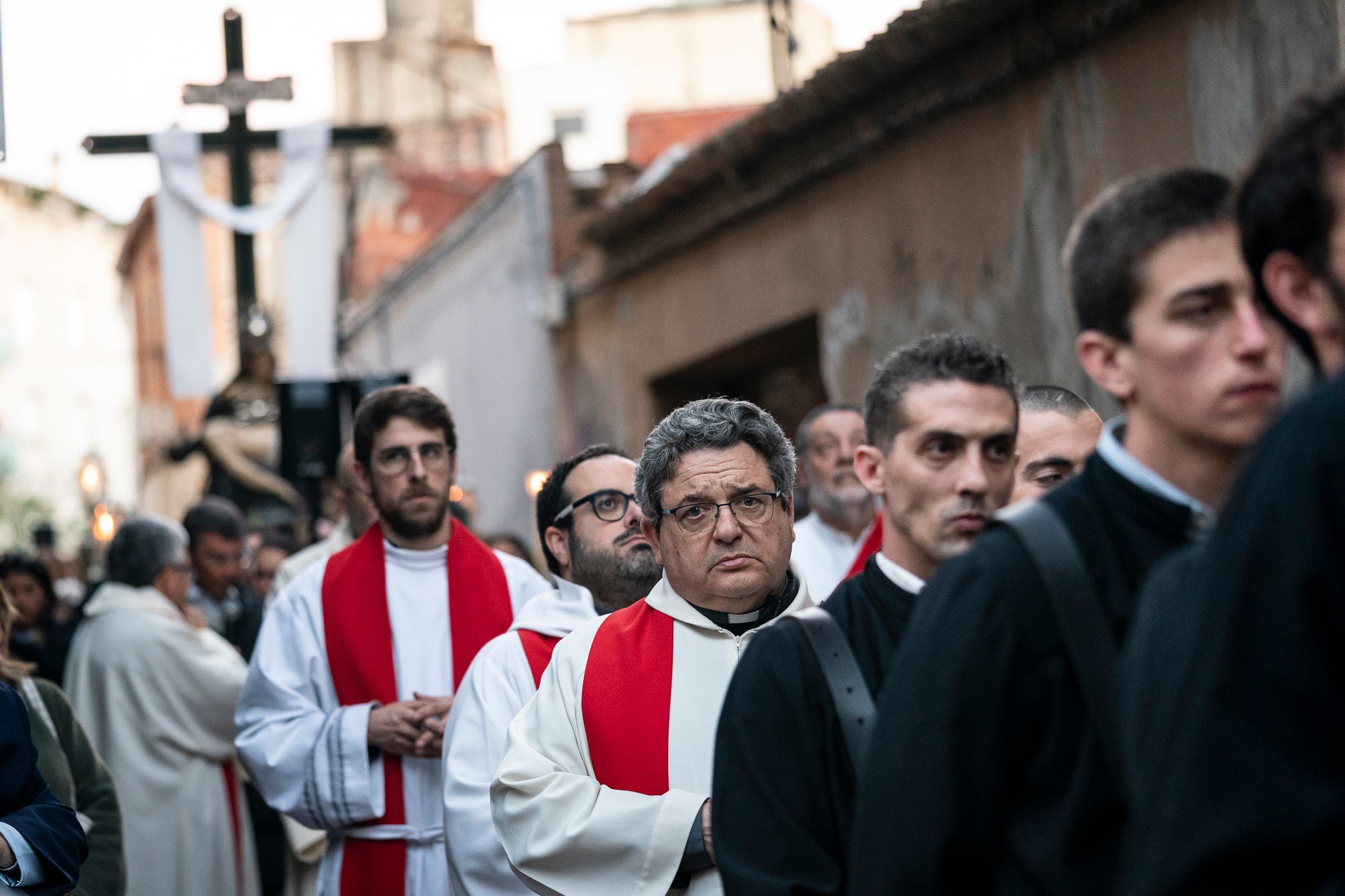 Els carrers del centre de Terrassa va tornar a acollir aquest divendres al vespre el Via Crucis, un dels actes més populars de Setmana Santa. L'acte s'ha omplert de gent que ha acompanyat els Portants del Sant Crist i el pas de la Pietat, pels membres de la Confraria de la Mare de Déu dels Dolors | Mireia Comas