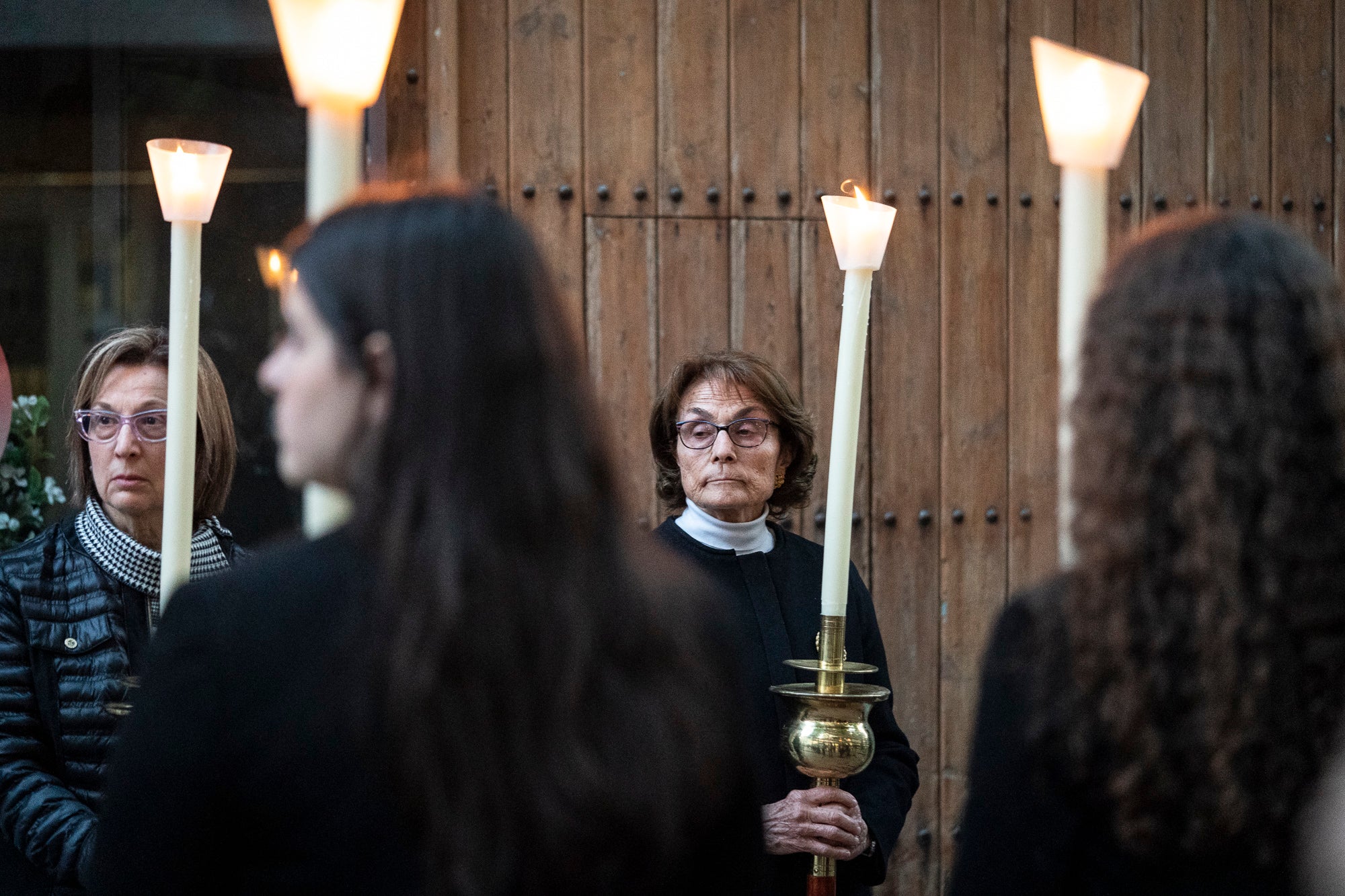 Els carrers del centre de Terrassa va tornar a acollir aquest divendres al vespre el Via Crucis, un dels actes més populars de Setmana Santa. L'acte s'ha omplert de gent que ha acompanyat els Portants del Sant Crist i el pas de la Pietat, pels membres de la Confraria de la Mare de Déu dels Dolors | Mireia Comas
