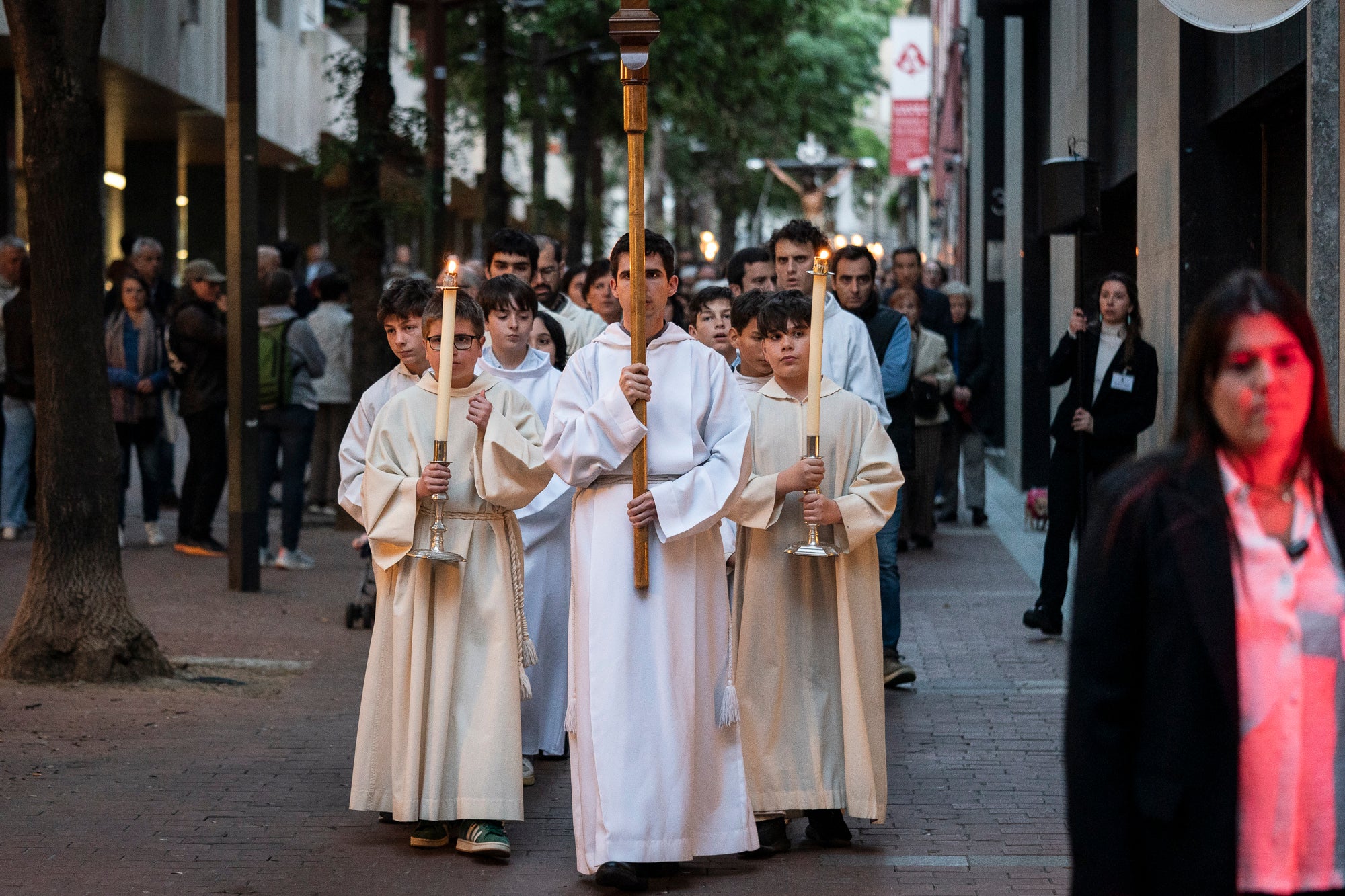 Els carrers del centre de Terrassa va tornar a acollir aquest divendres al vespre el Via Crucis, un dels actes més populars de Setmana Santa. L'acte s'ha omplert de gent que ha acompanyat els Portants del Sant Crist i el pas de la Pietat, pels membres de la Confraria de la Mare de Déu dels Dolors | Mireia Comas