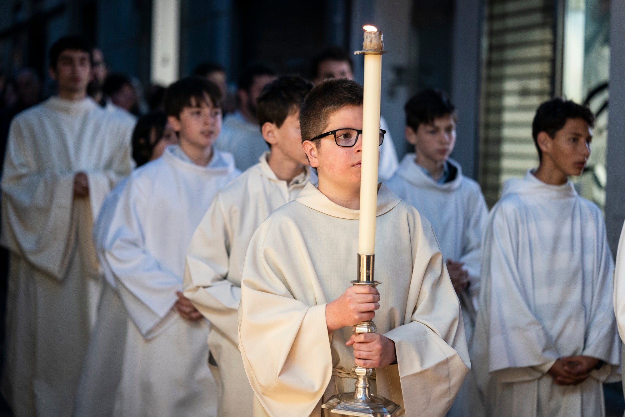 Els carrers del centre de Terrassa va tornar a acollir aquest divendres al vespre el Via Crucis, un dels actes més populars de Setmana Santa. L'acte s'ha omplert de gent que ha acompanyat els Portants del Sant Crist i el pas de la Pietat, pels membres de la Confraria de la Mare de Déu dels Dolors | Mireia Comas