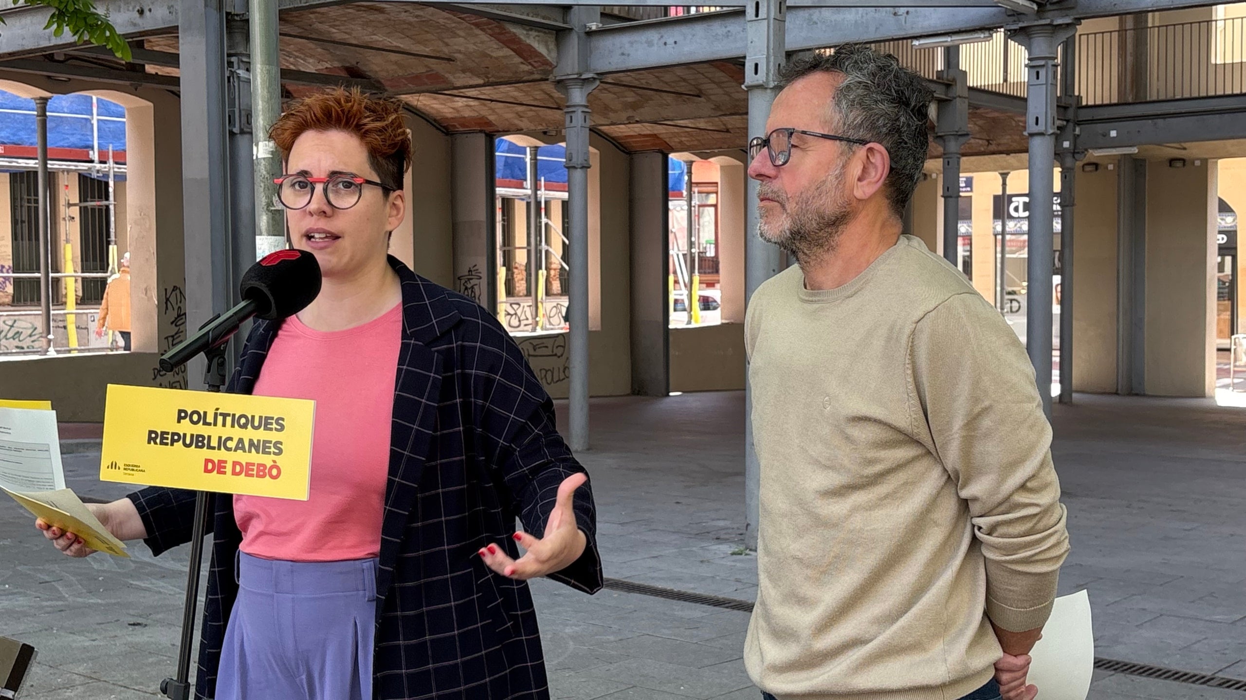 Els regidors Ona Martínez i Pep Forn presentant les propostes d'ERC al pròxim ple municipal | ERC Terrassa 