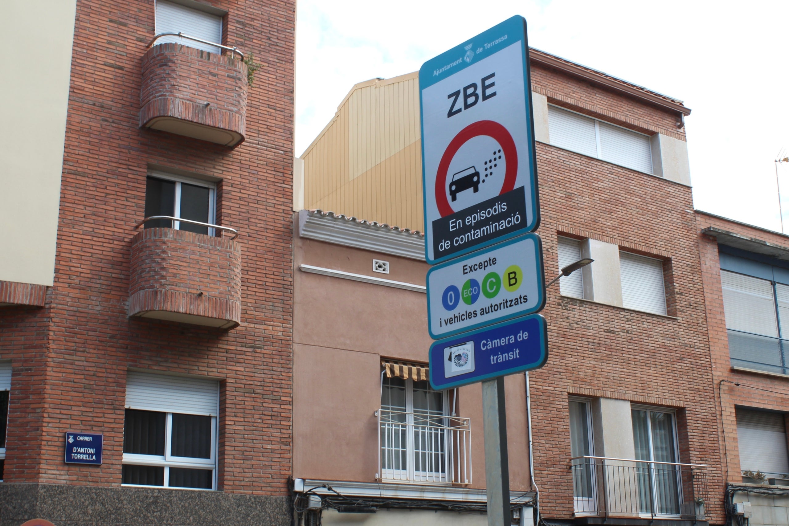 Senyal indicatiu que s'entra a la Zona de Baixes Emissions a Terrassa | Lucia Rivera