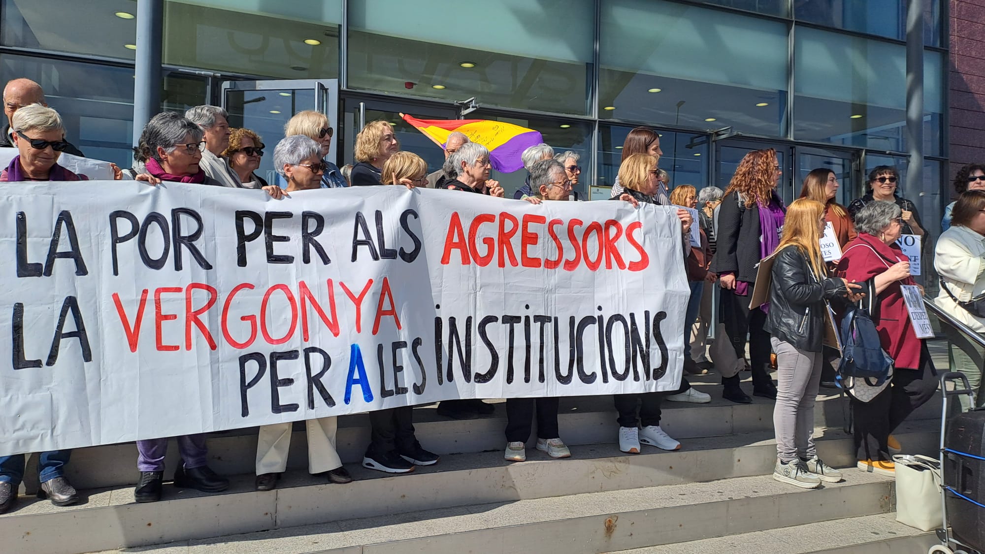 Concentració feminista als jutjats de Terrassa per denúncia el nou cas de violació i dir prou a la violència masclista | Oriol Manrique