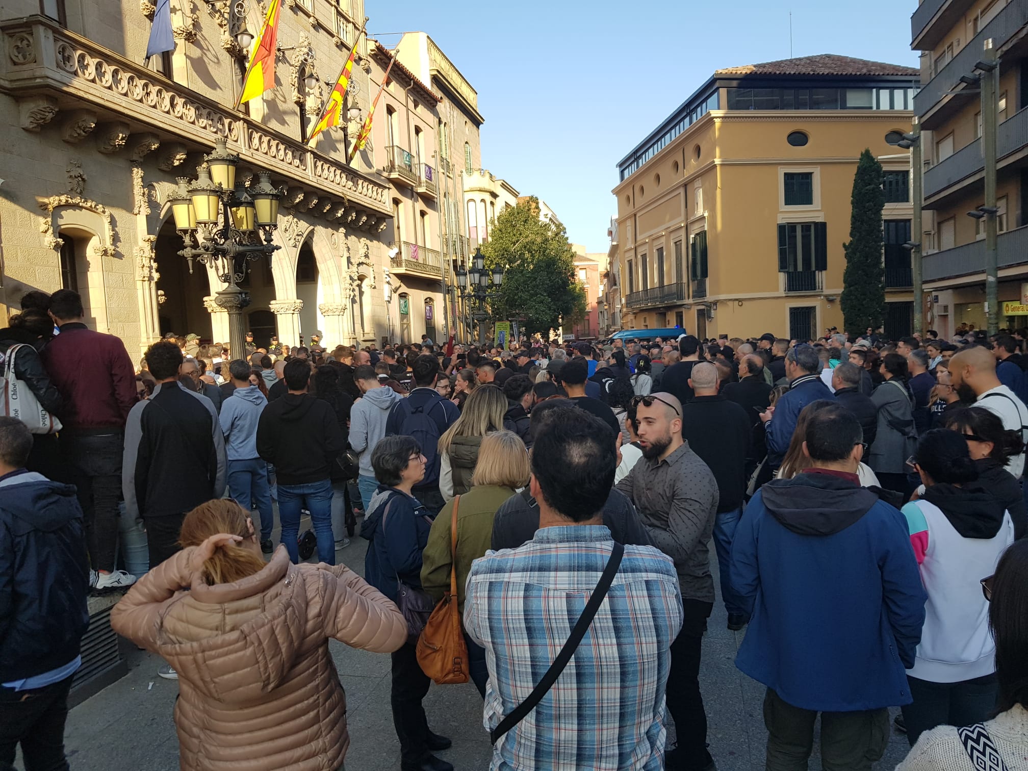 Concentració, convocada per VOX i amb la presència del líder de Desokupa, Dani Esteve, arran del cas d'una dona violada a Terrassa el passat mes de març. El Raval de Montserrat ha acollit la protesta per denunciar que el jutge ha deixat en llibertat amb càrrecs a l’espera de judici dels dos presumptes acusats d’agressió sexual. L’extrema dreta ha posat el focus en què els suposats violadors serien dos ciutadans de nacionalitat estrangera per reclamar-ne “l’expulsió”. S’han sentit crits i insults cap a l’alcalde i cap al president del govern espanyol
