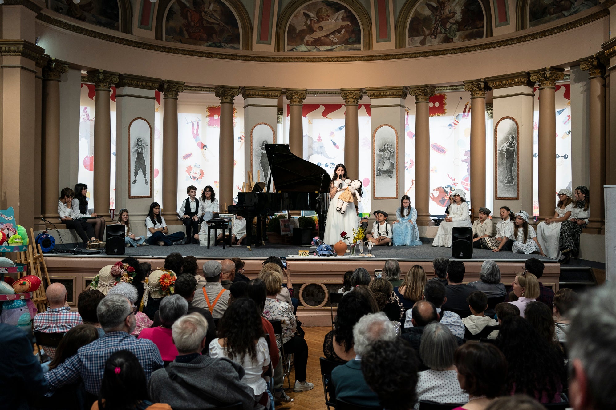 La tarda de dissabte ens ha transportat fins a tres grans places. La primera, al Casino, on hem pogut gaudir de música i fer un passeig relaxant pels jardins. Després, a Cal Reig ens esperava l’actuació dels Minyons de Terrassa, que han portat castells de 9. I més tard, a la plaça dels Progrés, hem pogut vibrar amb els castells modernistes dels Castellers de Terrassa 