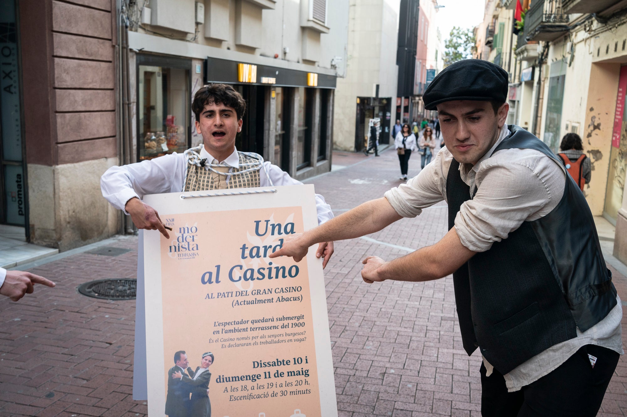La tarda de dissabte ens ha transportat fins a tres grans places. La primera, al Casino, on hem pogut gaudir de música i fer un passeig relaxant pels jardins. Després, a Cal Reig ens esperava l’actuació dels Minyons de Terrassa, que han portat castells de 9. I més tard, a la plaça dels Progrés, hem pogut vibrar amb els castells modernistes dels Castellers de Terrassa 