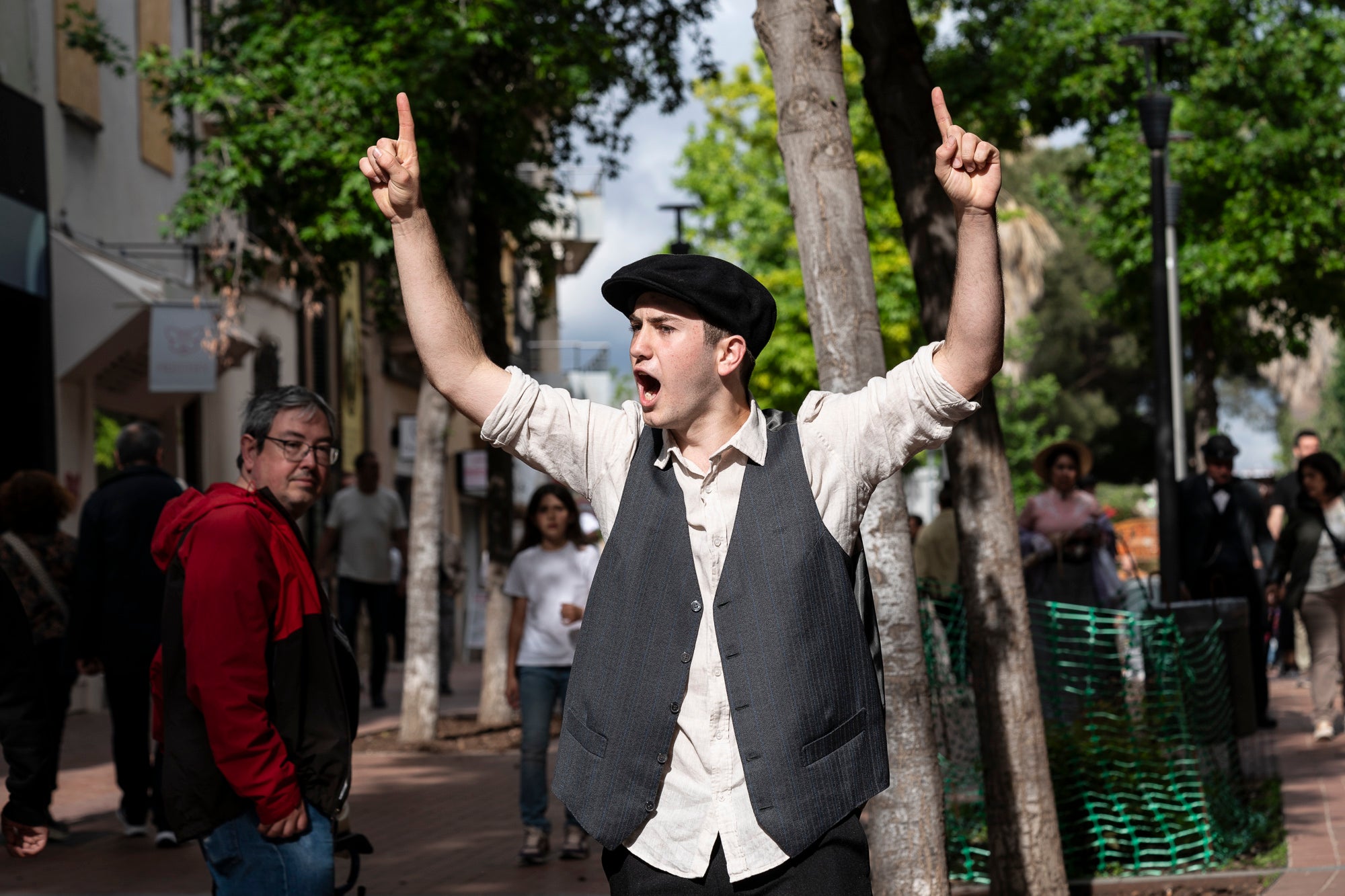 La tarda de dissabte ens ha transportat fins a tres grans places. La primera, al Casino, on hem pogut gaudir de música i fer un passeig relaxant pels jardins. Després, a Cal Reig ens esperava l’actuació dels Minyons de Terrassa, que han portat castells de 9. I més tard, a la plaça dels Progrés, hem pogut vibrar amb els castells modernistes dels Castellers de Terrassa 