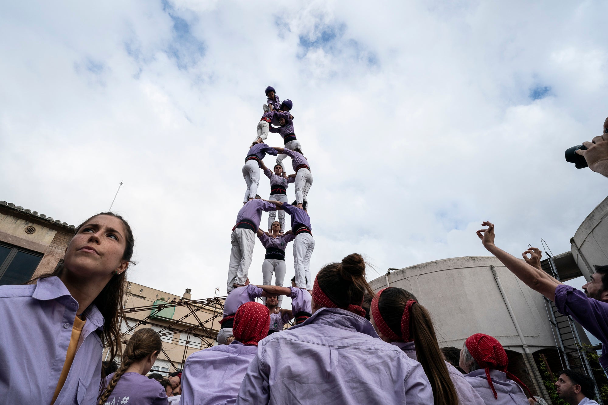 La tarda de dissabte ens ha transportat fins a tres grans places. La primera, al Casino, on hem pogut gaudir de música i fer un passeig relaxant pels jardins. Després, a Cal Reig ens esperava l’actuació dels Minyons de Terrassa, que han portat castells de 9. I més tard, a la plaça dels Progrés, hem pogut vibrar amb els castells modernistes dels Castellers de Terrassa 