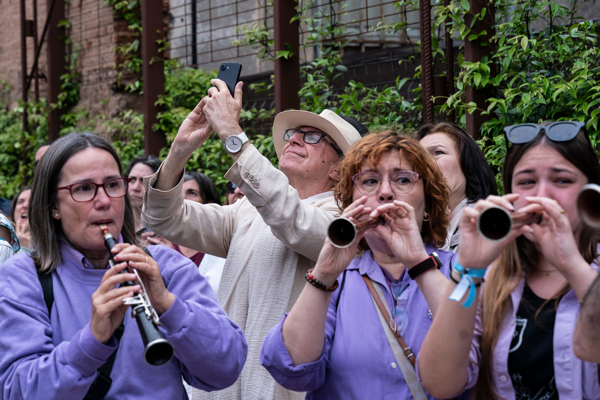 La tarda de dissabte ens ha transportat fins a tres grans places. La primera, al Casino, on hem pogut gaudir de música i fer un passeig relaxant pels jardins. Després, a Cal Reig ens esperava l’actuació dels Minyons de Terrassa, que han portat castells de 9. I més tard, a la plaça dels Progrés, hem pogut vibrar amb els castells modernistes dels Castellers de Terrassa 