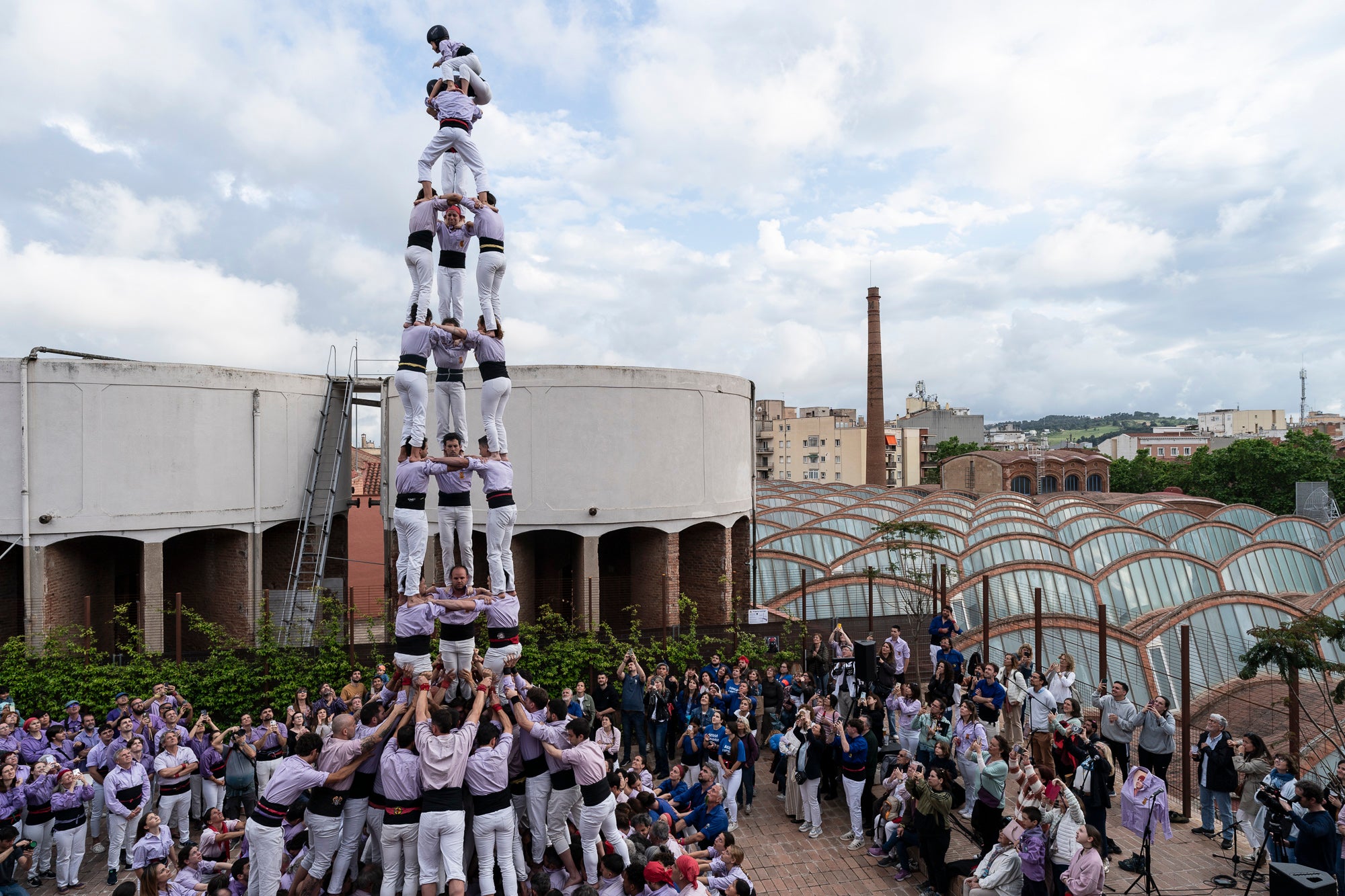 La tarda de dissabte ens ha transportat fins a tres grans places. La primera, al Casino, on hem pogut gaudir de música i fer un passeig relaxant pels jardins. Després, a Cal Reig ens esperava l’actuació dels Minyons de Terrassa, que han portat castells de 9. I més tard, a la plaça dels Progrés, hem pogut vibrar amb els castells modernistes dels Castellers de Terrassa 
