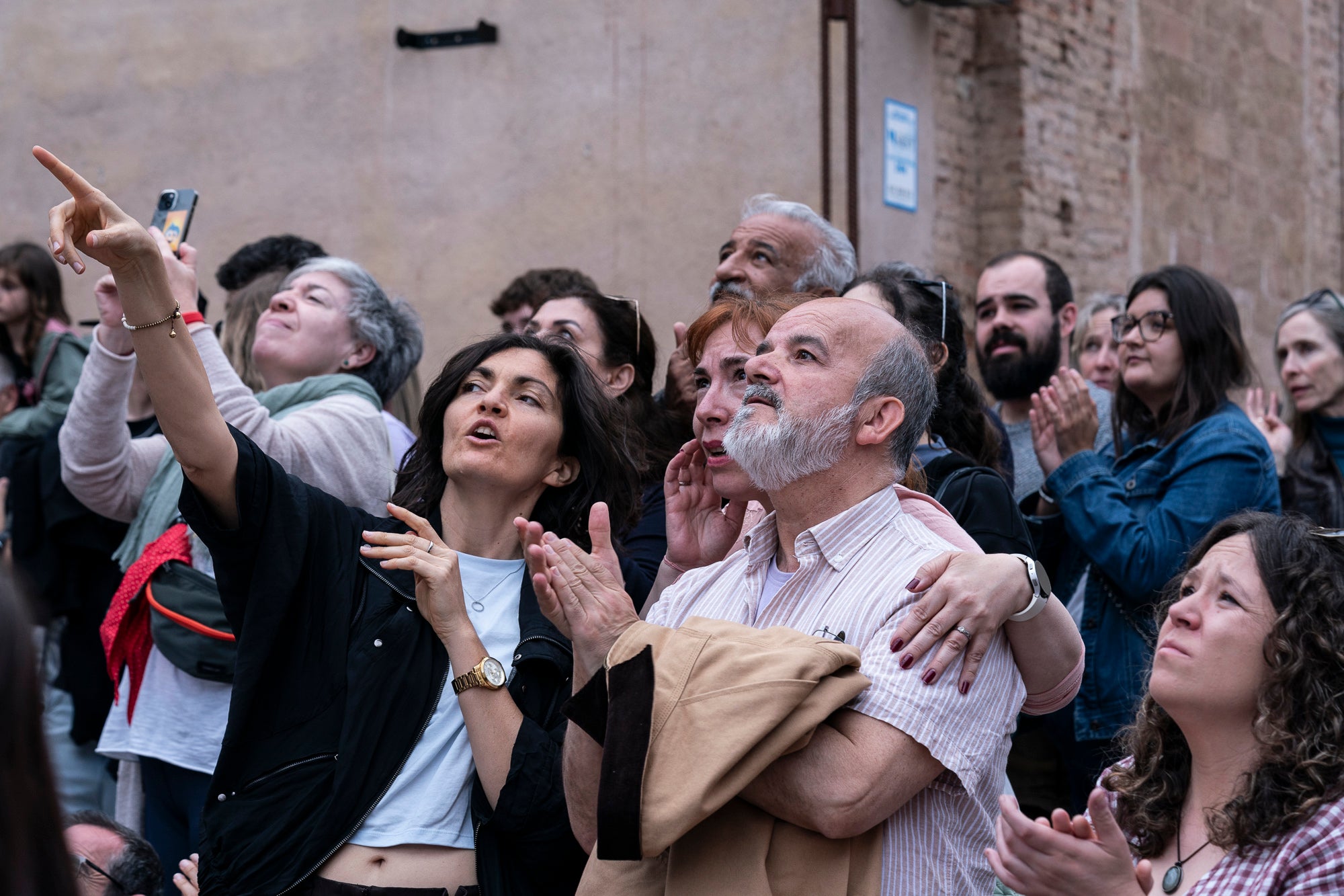 La tarda de dissabte ens ha transportat fins a tres grans places. La primera, al Casino, on hem pogut gaudir de música i fer un passeig relaxant pels jardins. Després, a Cal Reig ens esperava l’actuació dels Minyons de Terrassa, que han portat castells de 9. I més tard, a la plaça dels Progrés, hem pogut vibrar amb els castells modernistes dels Castellers de Terrassa 
