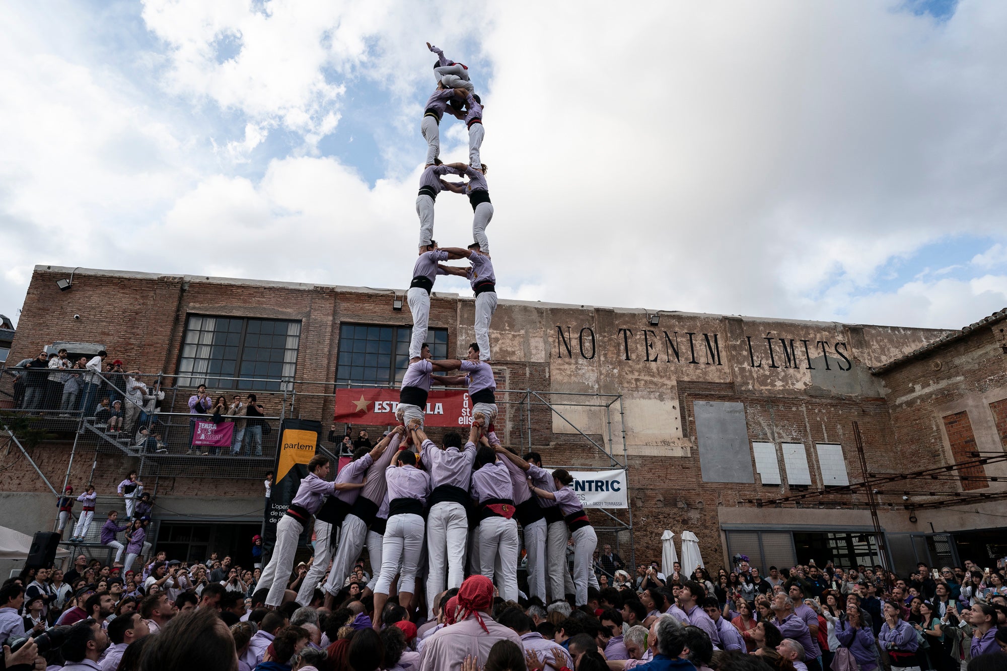 La tarda de dissabte ens ha transportat fins a tres grans places. La primera, al Casino, on hem pogut gaudir de música i fer un passeig relaxant pels jardins. Després, a Cal Reig ens esperava l’actuació dels Minyons de Terrassa, que han portat castells de 9. I més tard, a la plaça dels Progrés, hem pogut vibrar amb els castells modernistes dels Castellers de Terrassa 