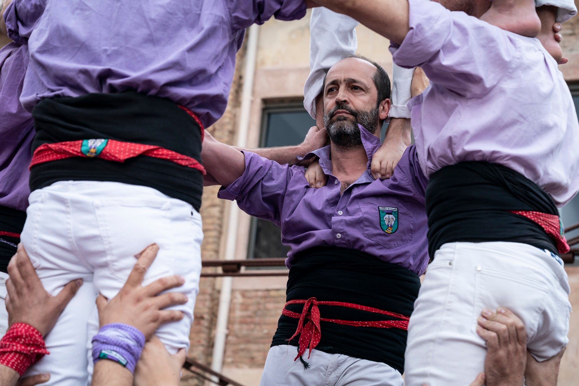 La tarda de dissabte ens ha transportat fins a tres grans places. La primera, al Casino, on hem pogut gaudir de música i fer un passeig relaxant pels jardins. Després, a Cal Reig ens esperava l’actuació dels Minyons de Terrassa, que han portat castells de 9. I més tard, a la plaça dels Progrés, hem pogut vibrar amb els castells modernistes dels Castellers de Terrassa 
