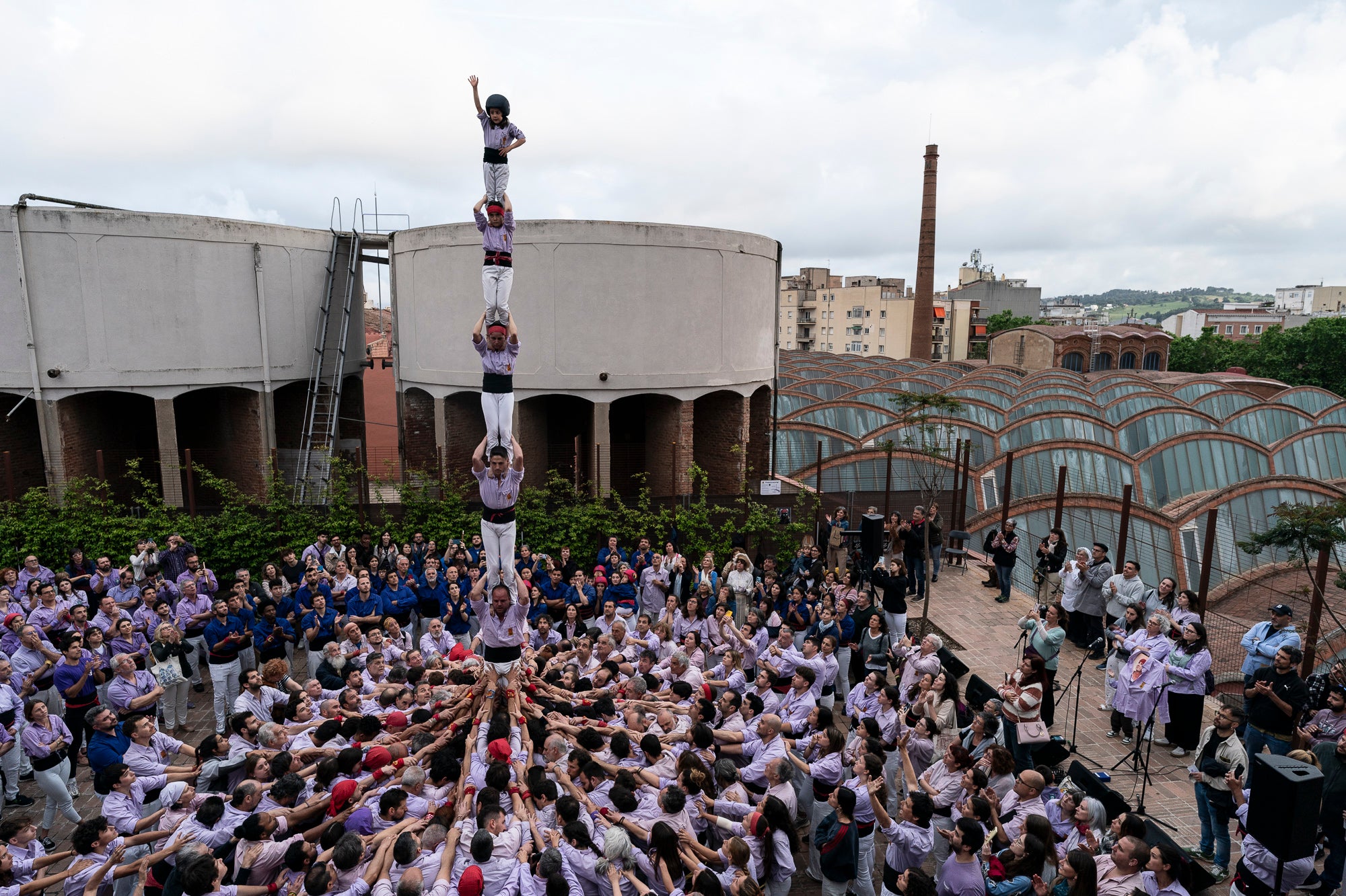 La tarda de dissabte ens ha transportat fins a tres grans places. La primera, al Casino, on hem pogut gaudir de música i fer un passeig relaxant pels jardins. Després, a Cal Reig ens esperava l’actuació dels Minyons de Terrassa, que han portat castells de 9. I més tard, a la plaça dels Progrés, hem pogut vibrar amb els castells modernistes dels Castellers de Terrassa 