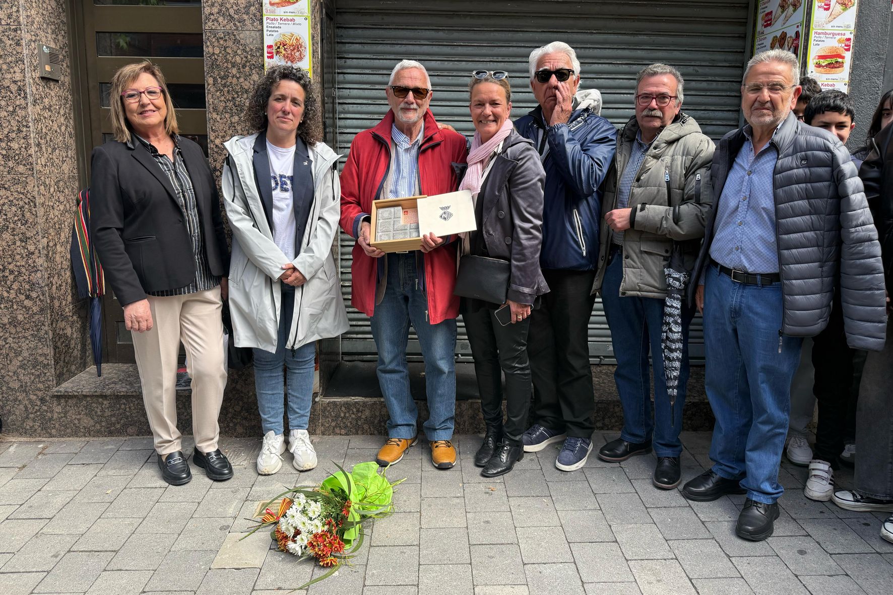 Acte de col·locació de dues noves llambordes Stolpersteine a Terrassa | Aj. Terrassa